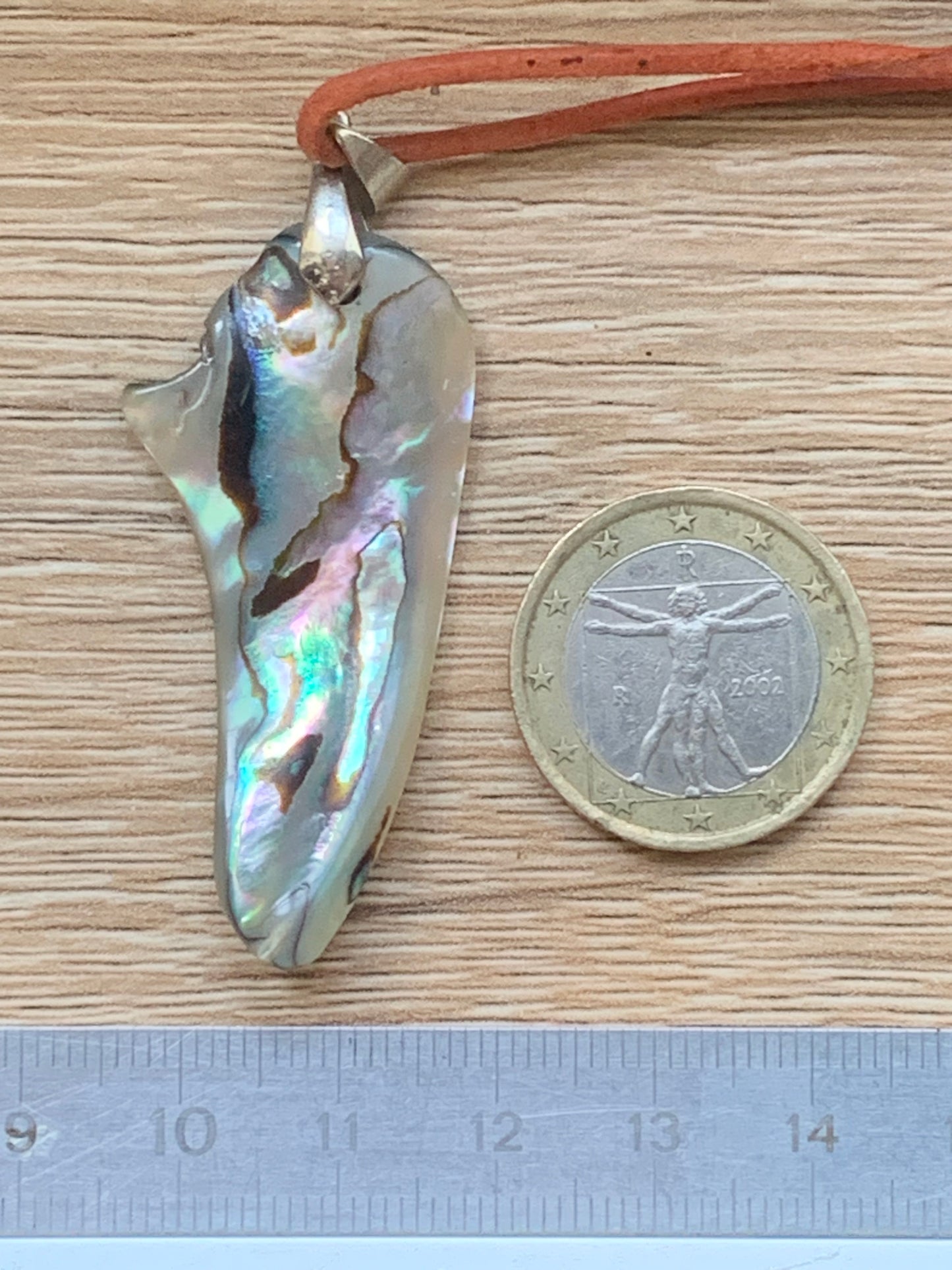 Nacre, pendentif en Ormeau de 60 millimètres x22 x3. Vendu avec ou sans cordon noir et réglable de 60 cm !