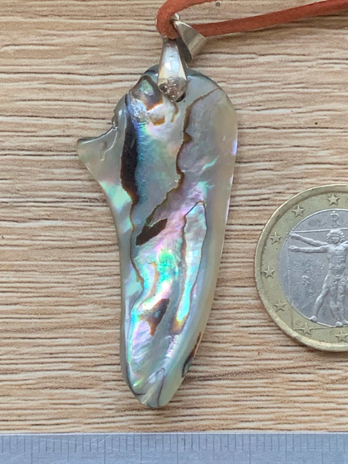 Nacre, pendentif en Ormeau de 60 millimètres x22 x3. Vendu avec ou sans cordon noir et réglable de 60 cm !