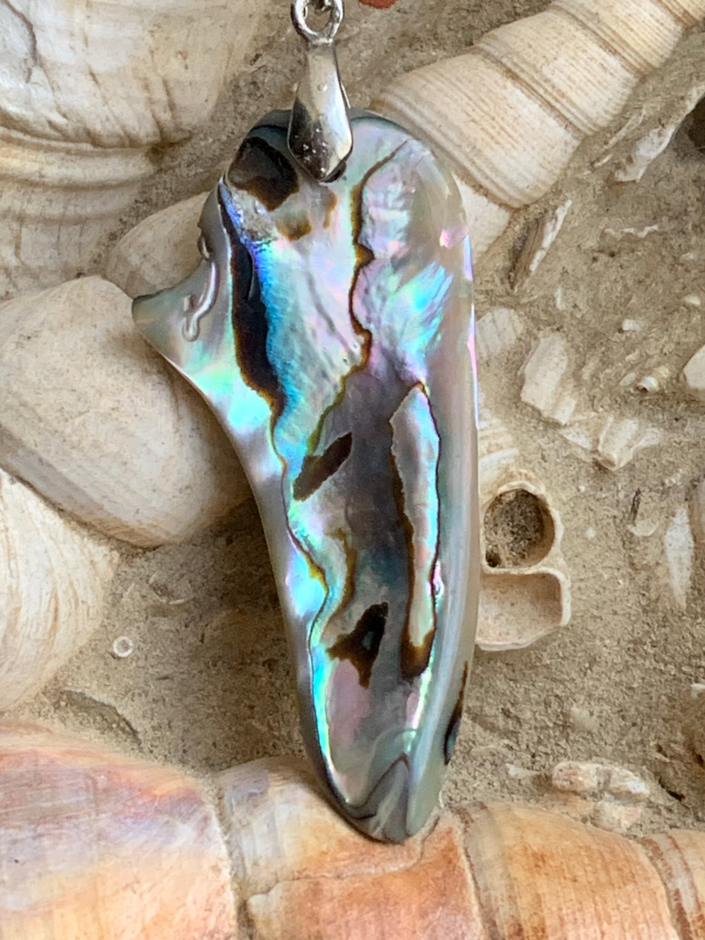 Nacre, pendentif en Ormeau de 60 millimètres x22 x3. Vendu avec ou sans cordon noir et réglable de 60 cm !