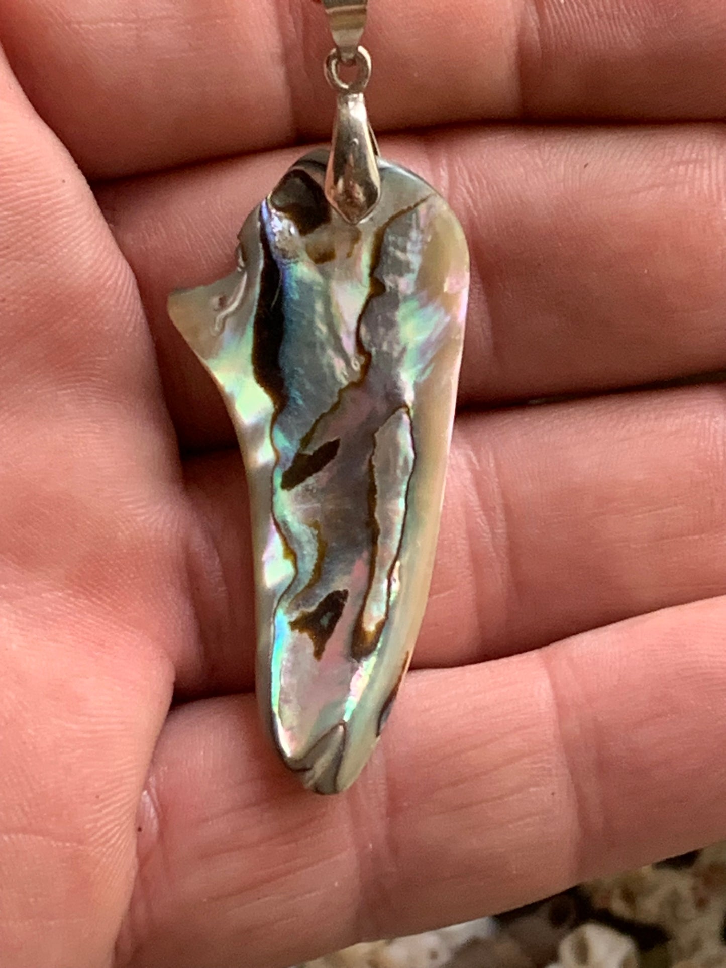 Nacre, pendentif en Ormeau de 60 millimètres x22 x3. Vendu avec ou sans cordon noir et réglable de 60 cm !