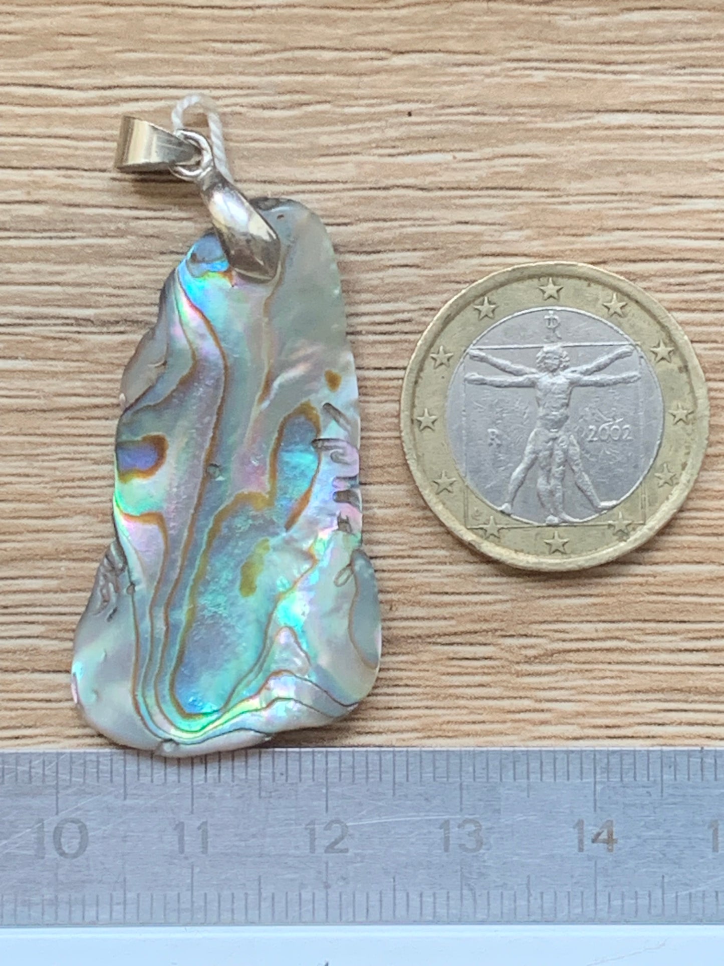 Nacre, pendentif en Ormeau de 53 millimètres x23 x3. Vendu avec ou sans cordon noir et réglable de 60 cm !