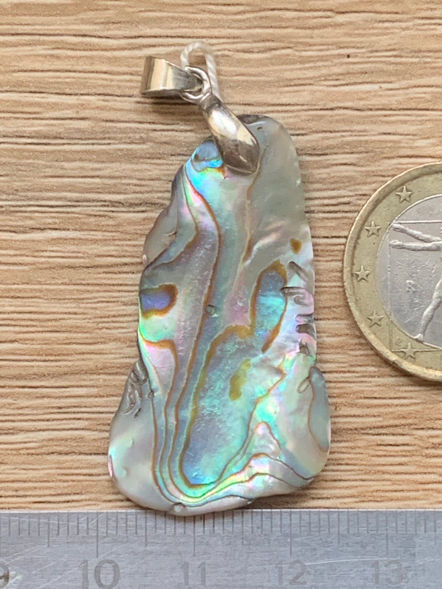 Nacre, pendentif en Ormeau de 53 millimètres x23 x3. Vendu avec ou sans cordon noir et réglable de 60 cm !