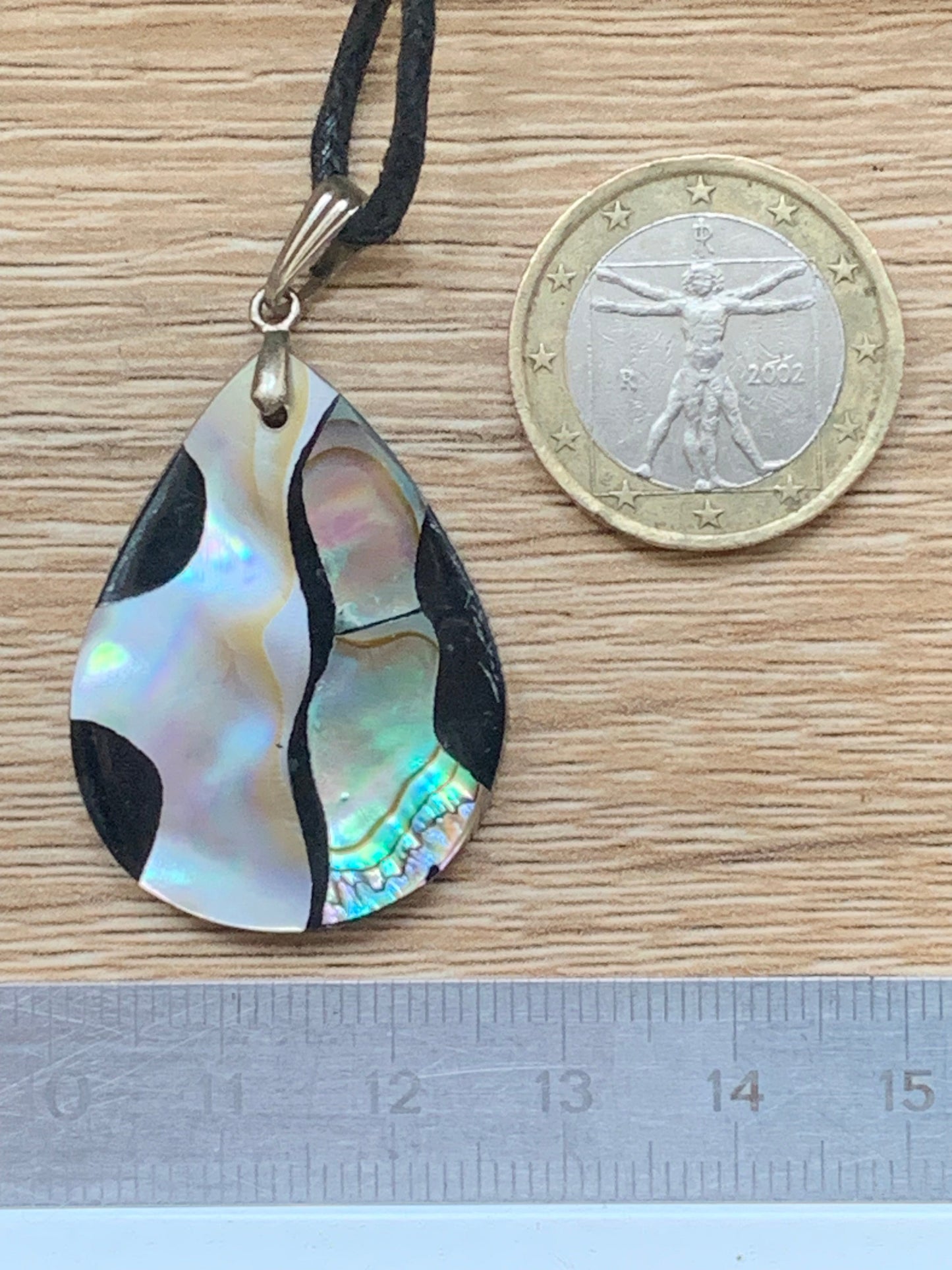 Nacre, pendentif en Ormeau de 45 millimètres x26 x5. Vendu avec ou sans cordon noir et réglable de 60 cm !