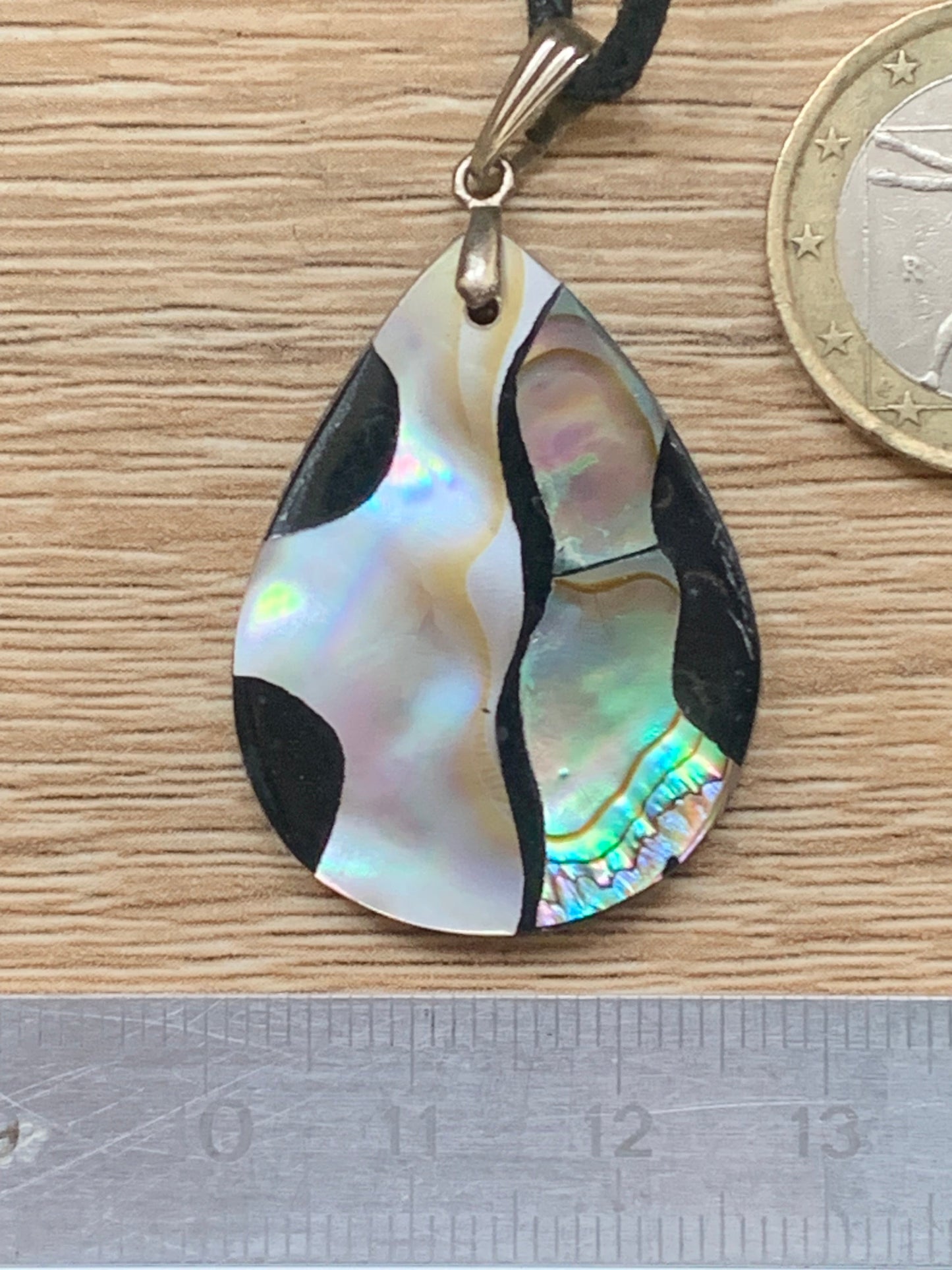 Nacre, pendentif en Ormeau de 45 millimètres x26 x5. Vendu avec ou sans cordon noir et réglable de 60 cm !