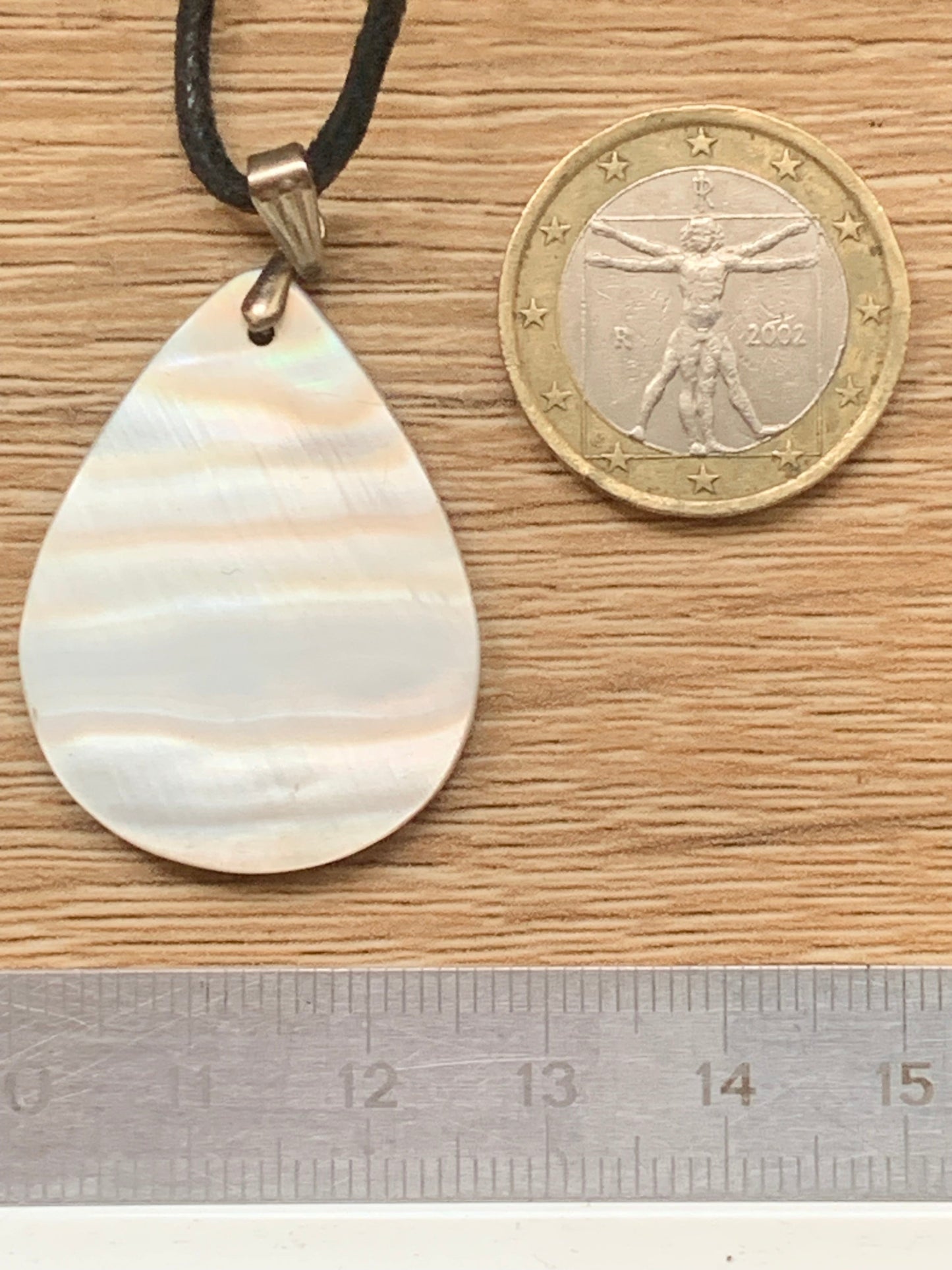 Nacre, pendentif en Ormeau de 45 millimètres x26 x5. Vendu avec ou sans cordon noir et réglable de 60 cm !