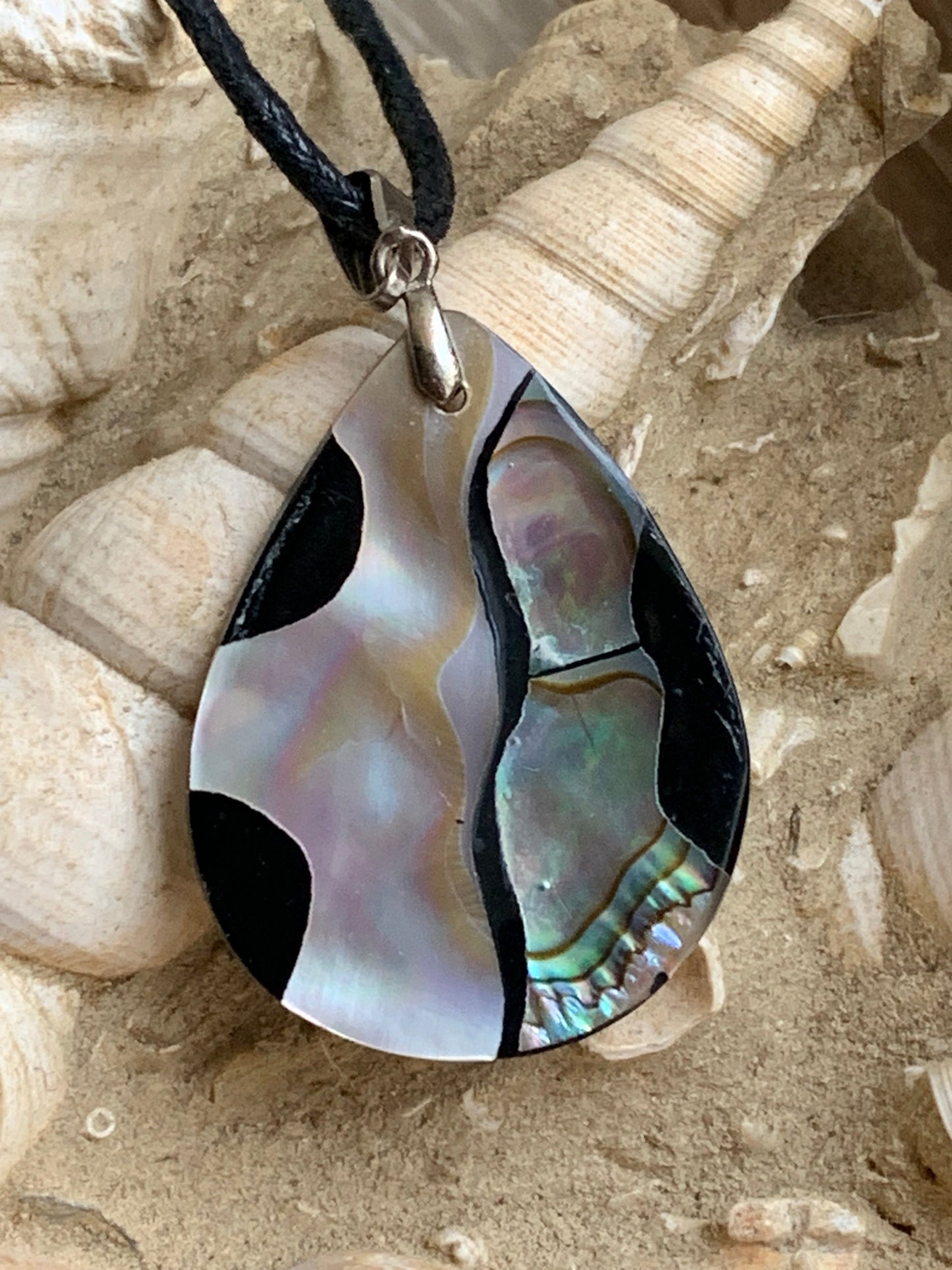 Nacre, pendentif en Ormeau de 45 millimètres x26 x5. Vendu avec ou sans cordon noir et réglable de 60 cm !