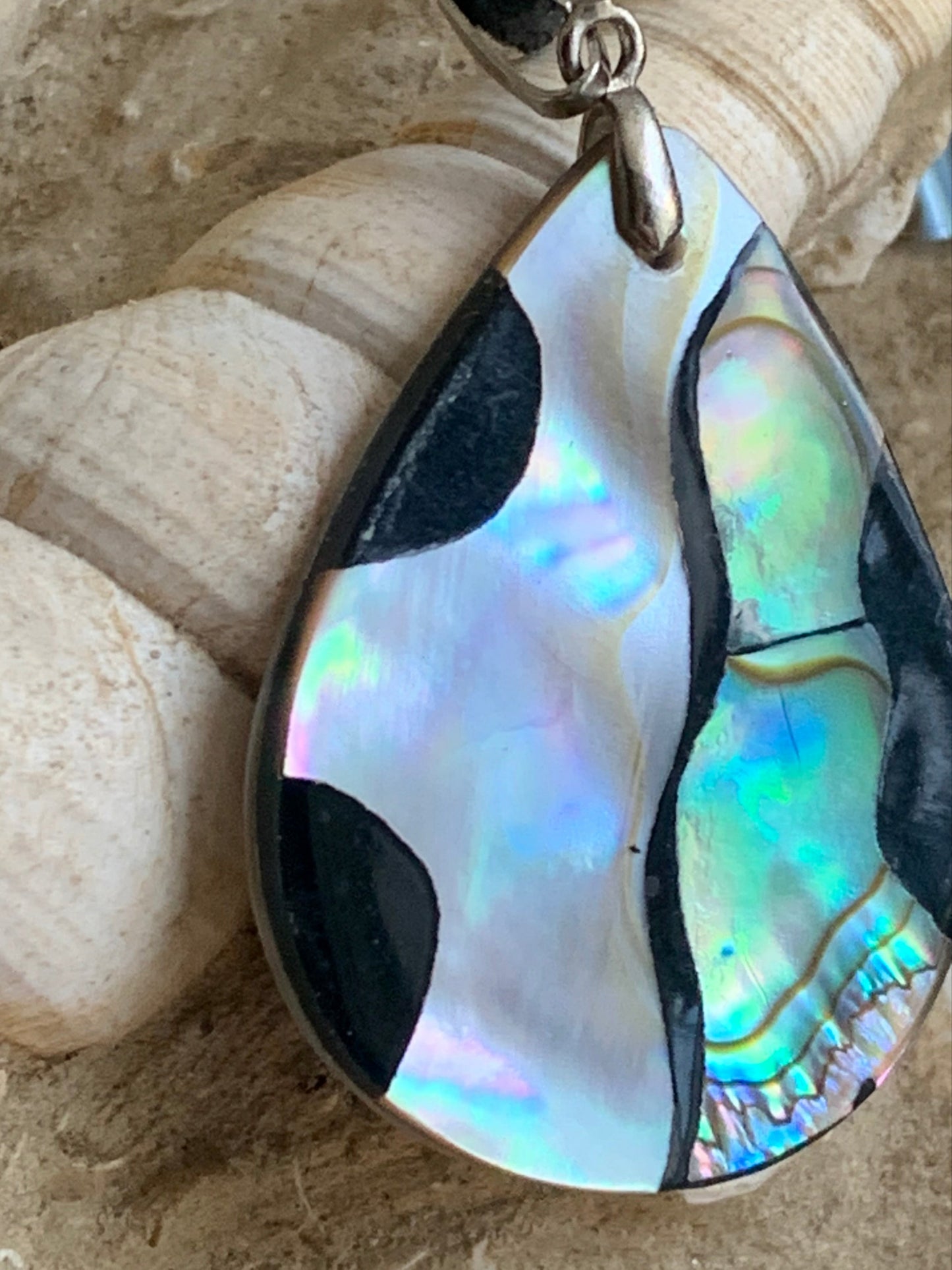 Nacre, pendentif en Ormeau de 45 millimètres x26 x5. Vendu avec ou sans cordon noir et réglable de 60 cm !