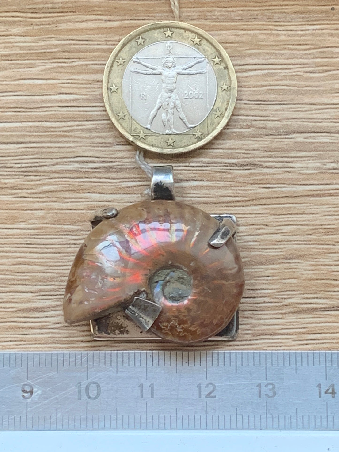 Ammonite nacré, joli pendentif avec structure en Argent 025 rhodié. Taille de 31 millimètres x 30 x 12. Vendu avec ou sans cordon noir et réglable de 60 cm !