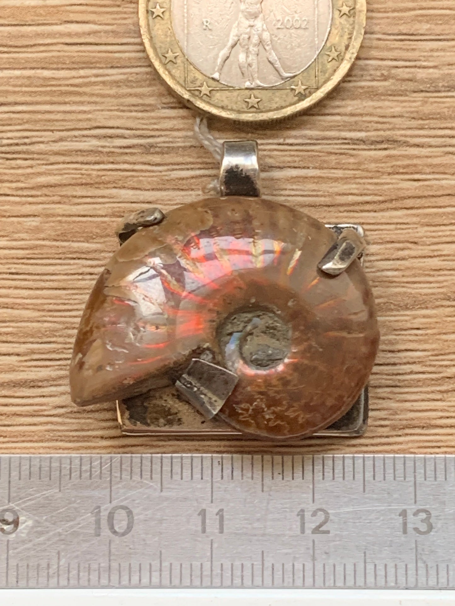 Ammonite nacré, joli pendentif avec structure en Argent 025 rhodié. Taille de 31 millimètres x 30 x 12. Vendu avec ou sans cordon noir et réglable de 60 cm !