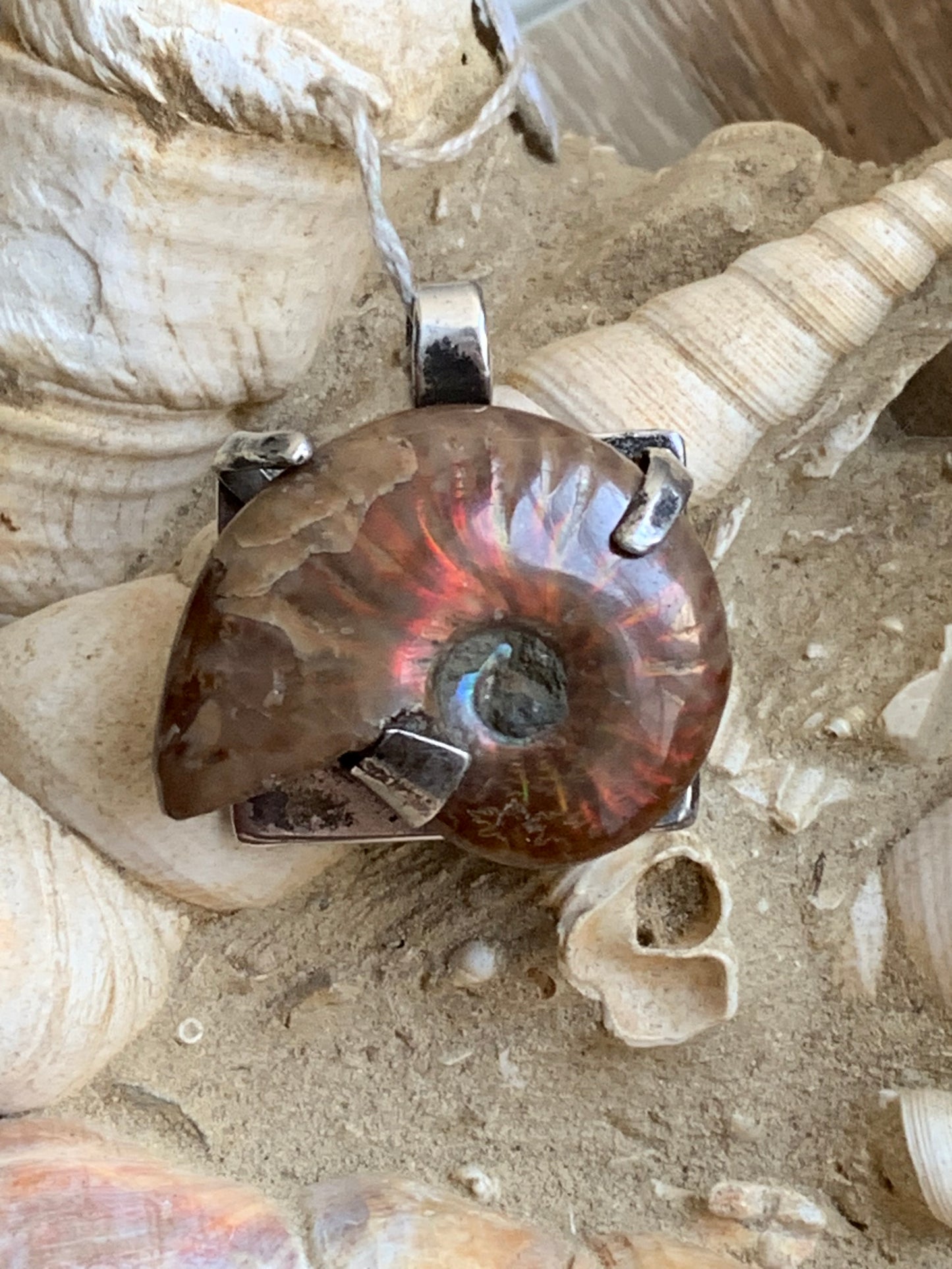 Ammonite nacré, joli pendentif avec structure en Argent 025 rhodié. Taille de 31 millimètres x 30 x 12. Vendu avec ou sans cordon noir et réglable de 60 cm !