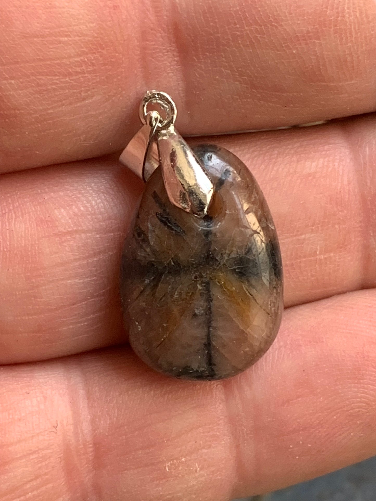 Chiastolite/Andalusite, pendant measuring 33 millimeters x 18x7. Sold with or without a black cord and adjustable to 60 cm!
