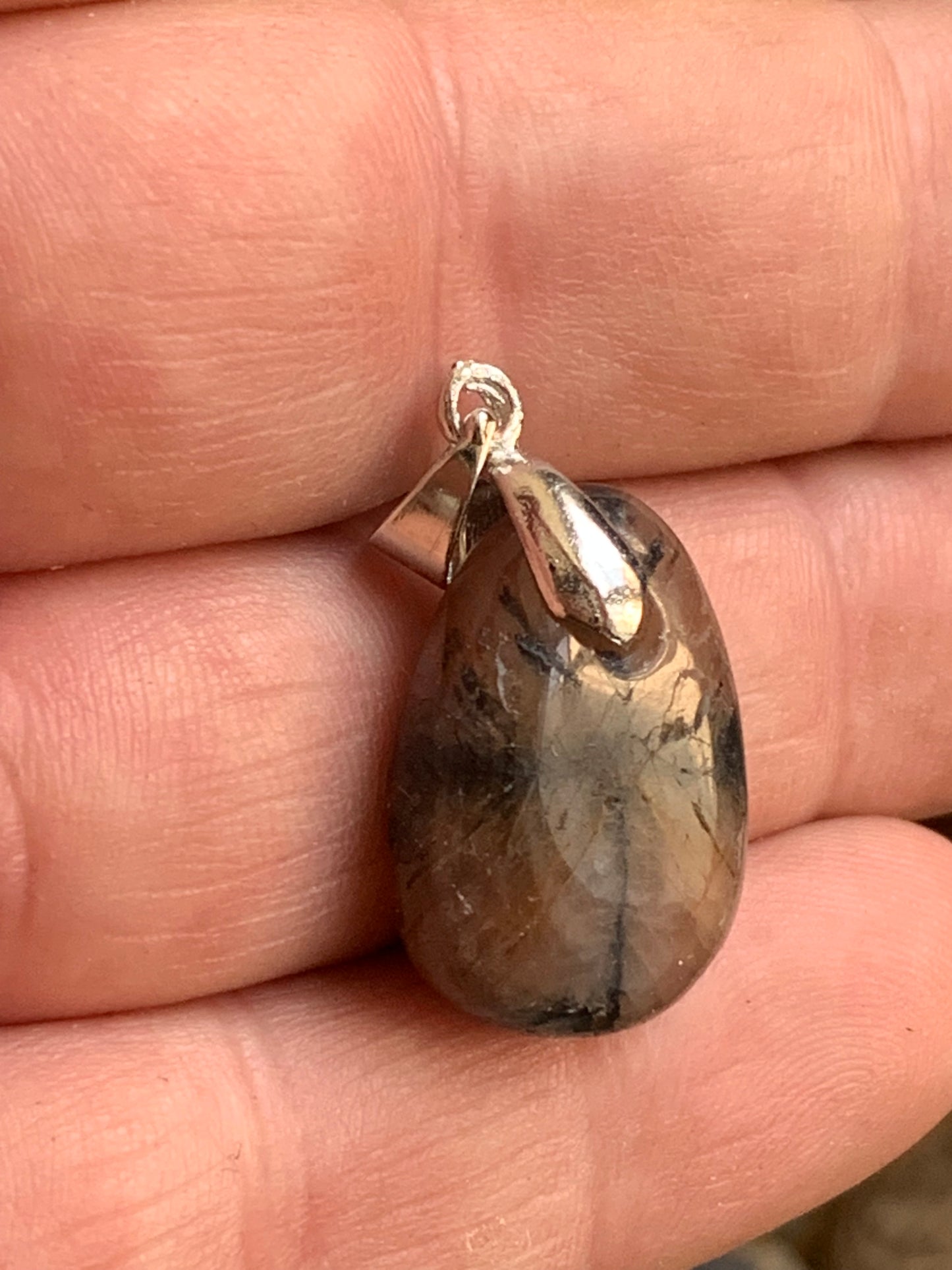 Chiastolite/Andalusite, pendant measuring 33 millimeters x 18x7. Sold with or without a black cord and adjustable to 60 cm!