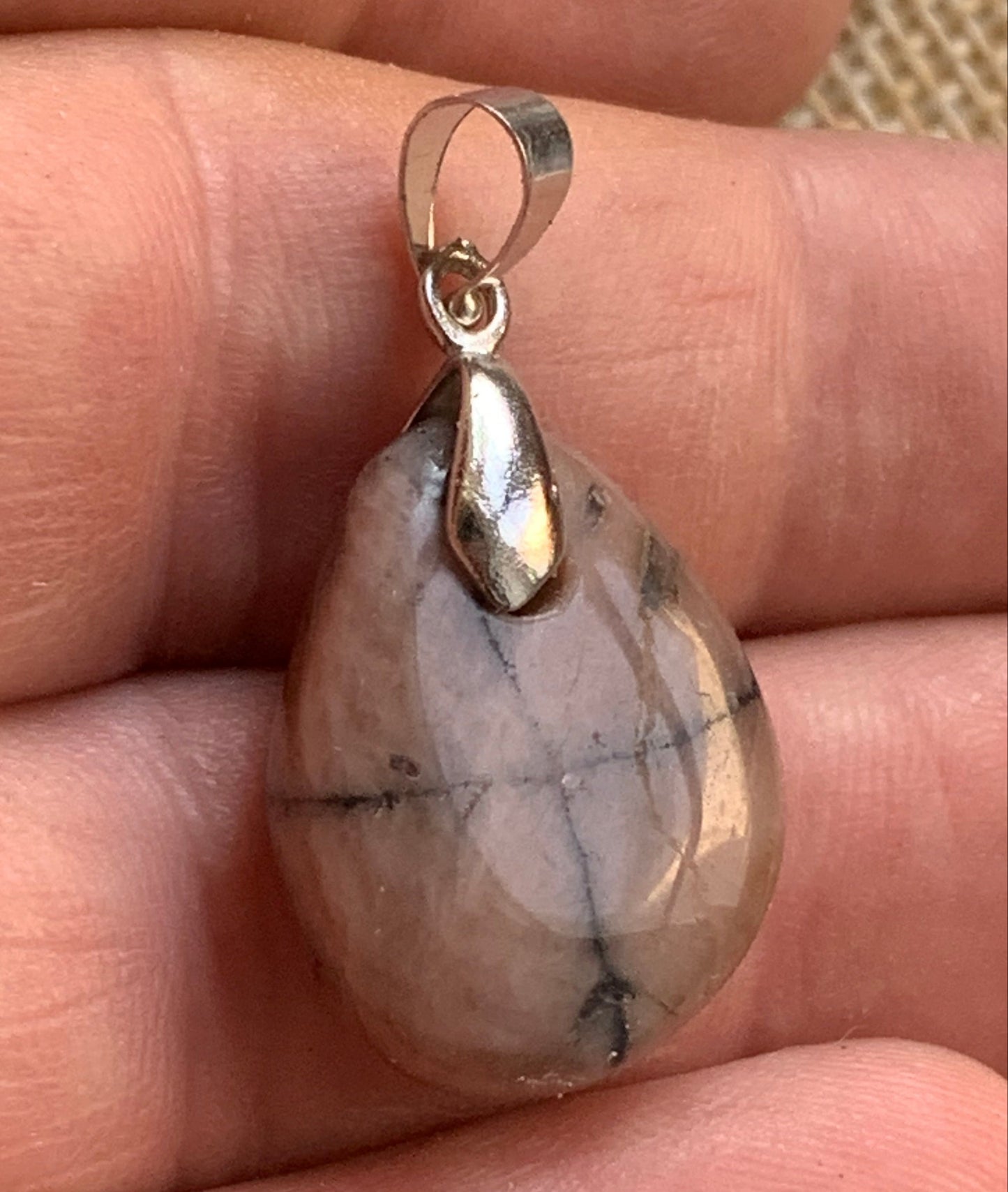 Chiastolite/Andalusite, pendant measuring 34 millimeters x 18x7. Sold with or without a black cord and adjustable to 60 cm!
