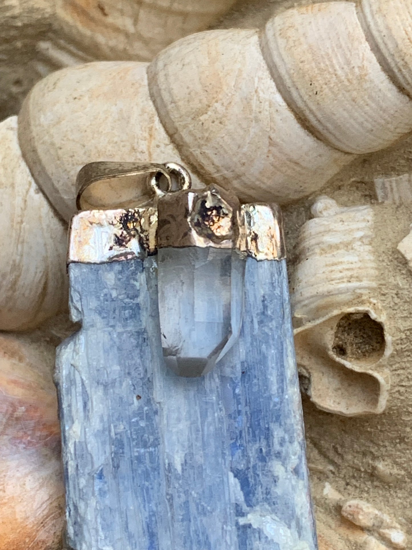 Kyanite disthene + rock crystal (quartz), pendant measuring 65 millimeters x 22 x 14. Sold with or without a black cord and adjustable by 60 cm!