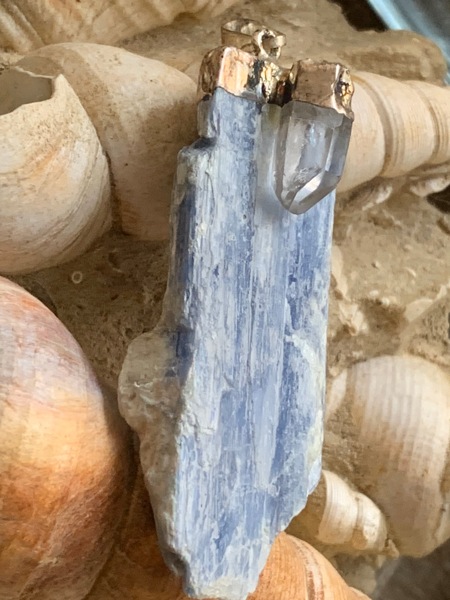 Kyanite disthene + rock crystal (quartz), pendant measuring 65 millimeters x 22 x 14. Sold with or without a black cord and adjustable by 60 cm!