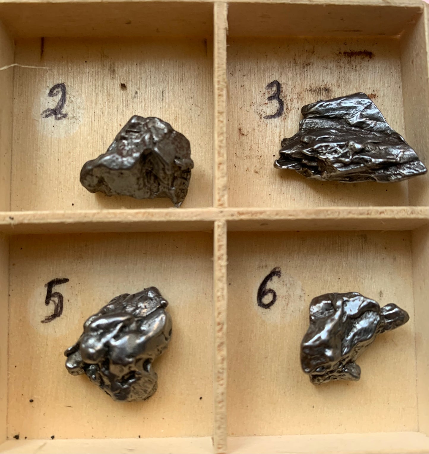 Selection of meteorites from Campo Del Cielo (Argentina). A selection of pieces weighing approximately 4 to 7 grams. Very high quality, a complete and compact piece. A true gem from space!