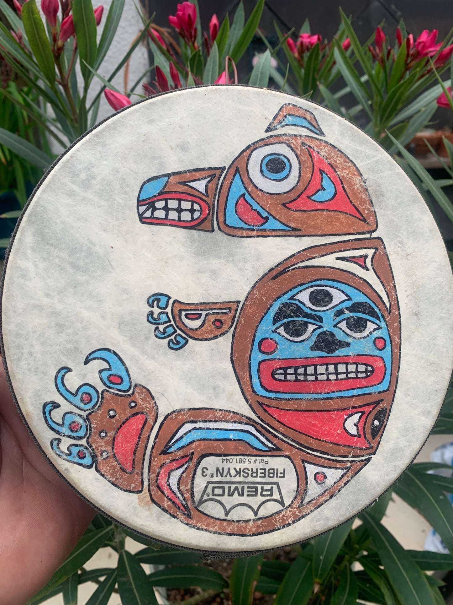 Tambourin/ mini-tambour en peau de chévre de 20x7 centimètres de diamètre. Dessin fait main par 'Les tambours de Bruno' (fabricant Français). Parfait pour l'accompagnement, pour battre la mesure ! Un son entrainant et hypnotisant !