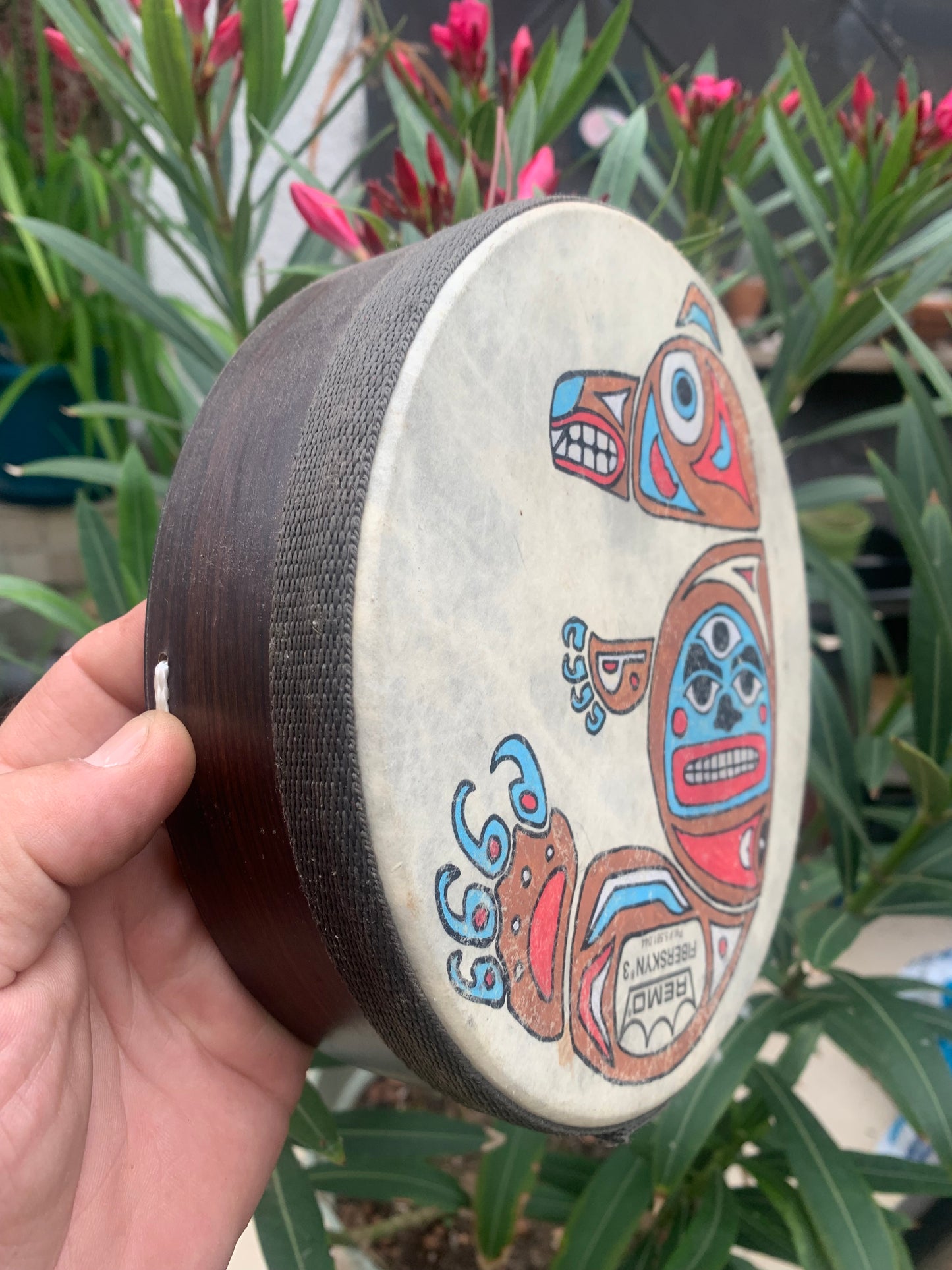 Tambourin/ mini-tambour en peau de chévre de 20x7 centimètres de diamètre. Dessin fait main par 'Les tambours de Bruno' (fabricant Français). Parfait pour l'accompagnement, pour battre la mesure ! Un son entrainant et hypnotisant !