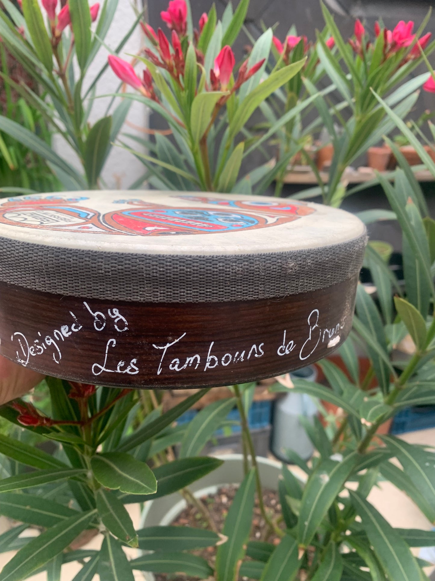 Tambourin/ mini-tambour en peau de chévre de 20x7 centimètres de diamètre. Dessin fait main par 'Les tambours de Bruno' (fabricant Français). Parfait pour l'accompagnement, pour battre la mesure ! Un son entrainant et hypnotisant !