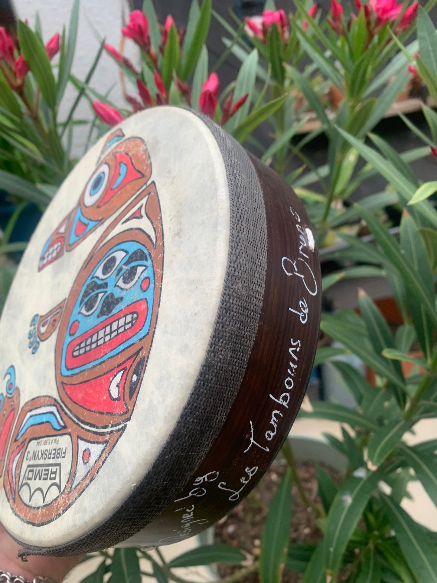 Tambourin/ mini-tambour en peau de chévre de 20x7 centimètres de diamètre. Dessin fait main par 'Les tambours de Bruno' (fabricant Français). Parfait pour l'accompagnement, pour battre la mesure ! Un son entrainant et hypnotisant !