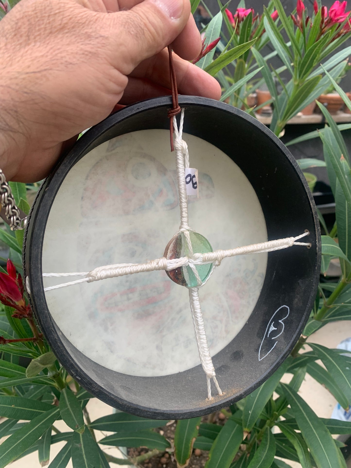 Tambourin/ mini-tambour en peau de chévre de 20x7 centimètres de diamètre. Dessin fait main par 'Les tambours de Bruno' (fabricant Français). Parfait pour l'accompagnement, pour battre la mesure ! Un son entrainant et hypnotisant !