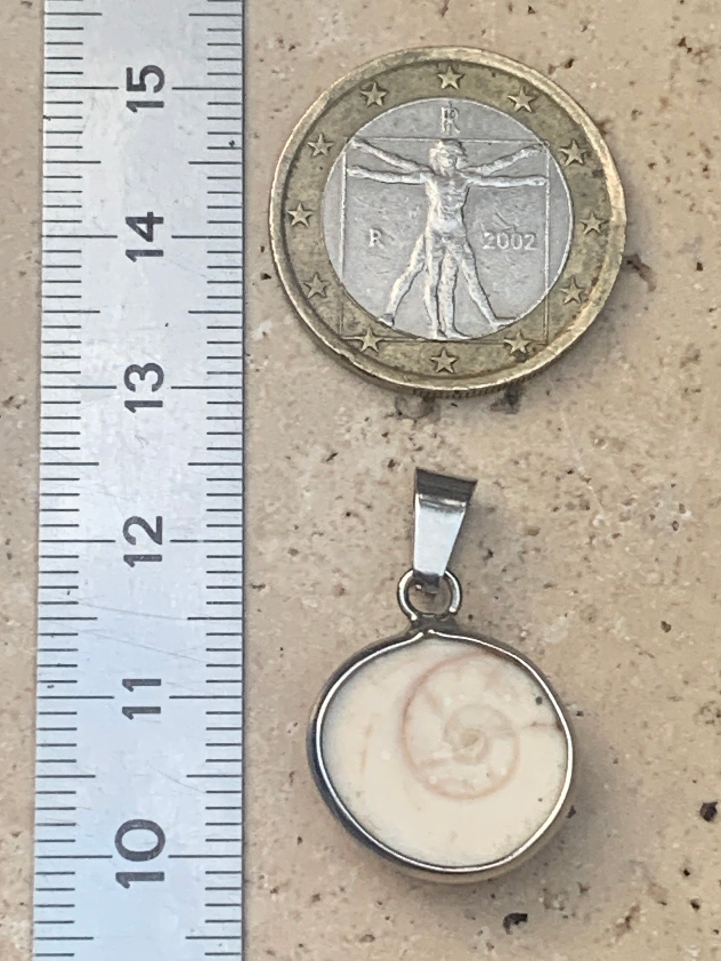 Oeil de Sainte-Lucie, sertis en laiton argenté de 25 mm de hauteur x 16 de largeur x 6 d'ép. Vendu avec cordon noir réglable offert !