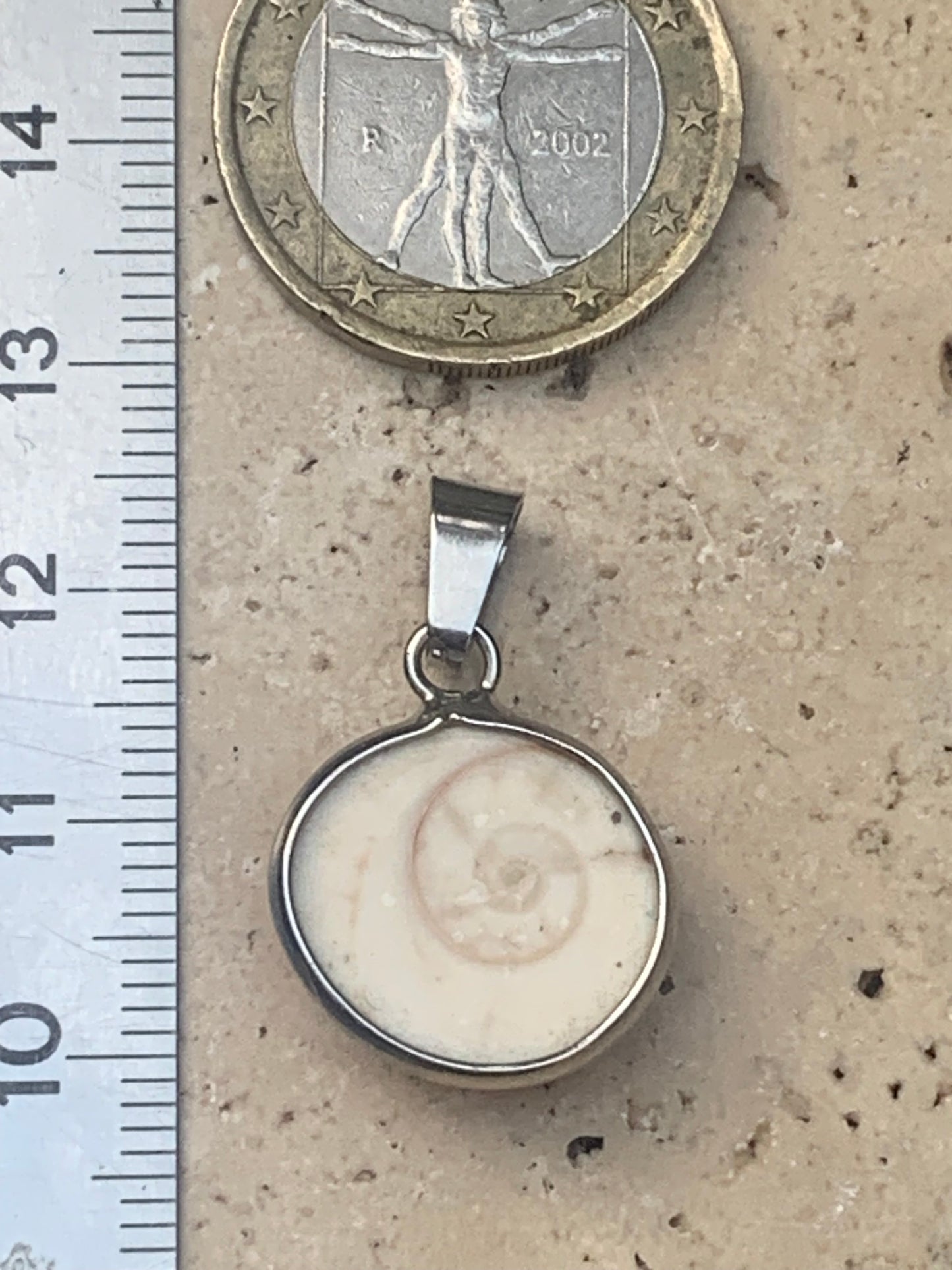 Oeil de Sainte-Lucie, sertis en laiton argenté de 25 mm de hauteur x 16 de largeur x 6 d'ép. Vendu avec cordon noir réglable offert !