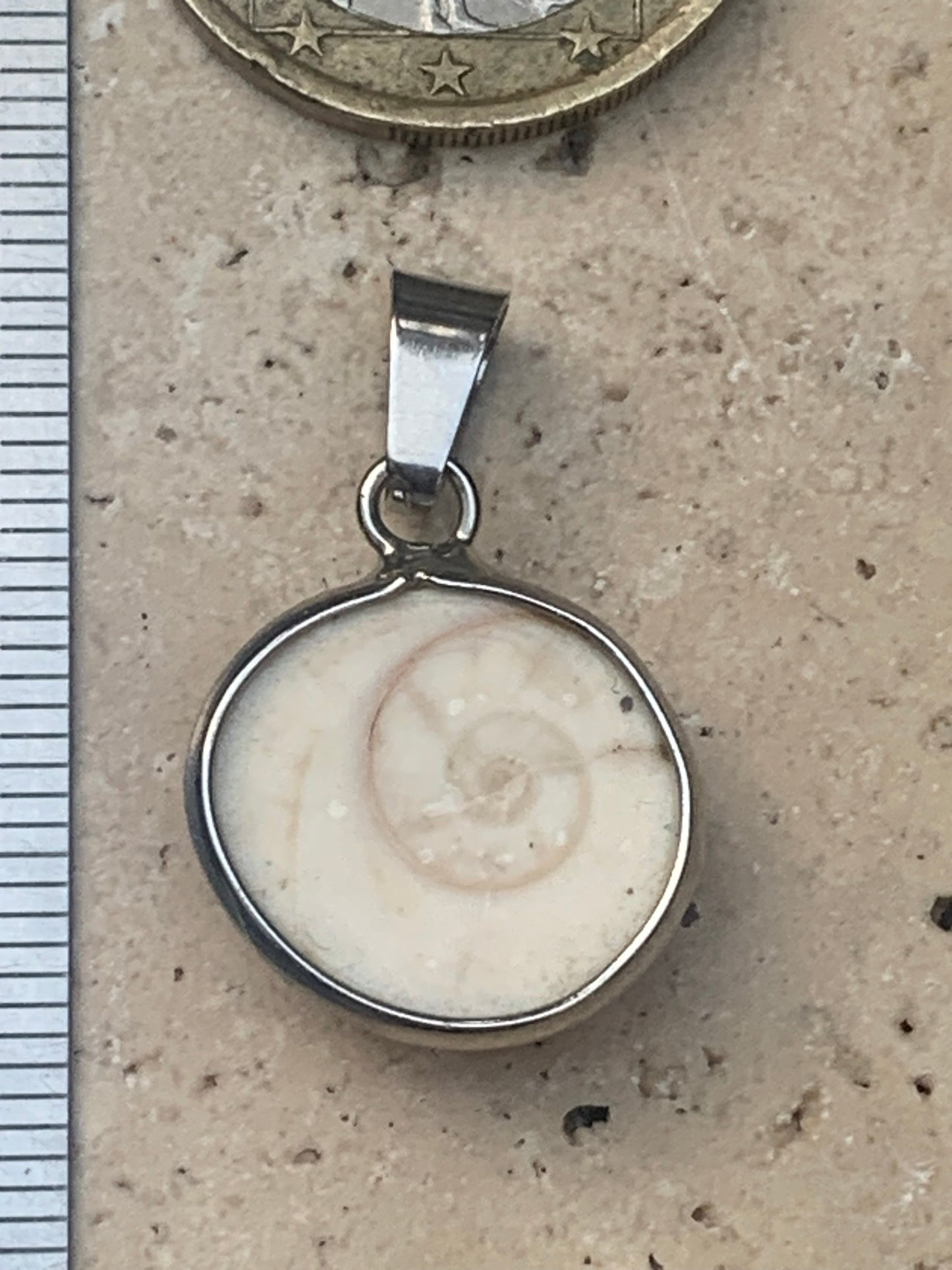Oeil de Sainte-Lucie, sertis en laiton argenté de 25 mm de hauteur x 16 de largeur x 6 d'ép. Vendu avec cordon noir réglable offert !