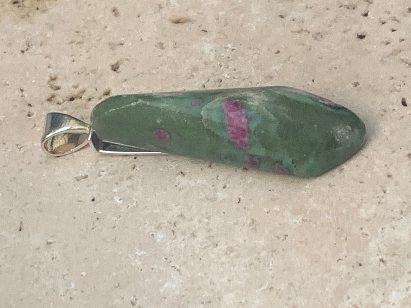Rubis sur Fuchsite (micas vert), monté sur Argent par G & Z, de 45 mm de ht x14 x12. Vendu avec un cordon réglable de couleur noire !