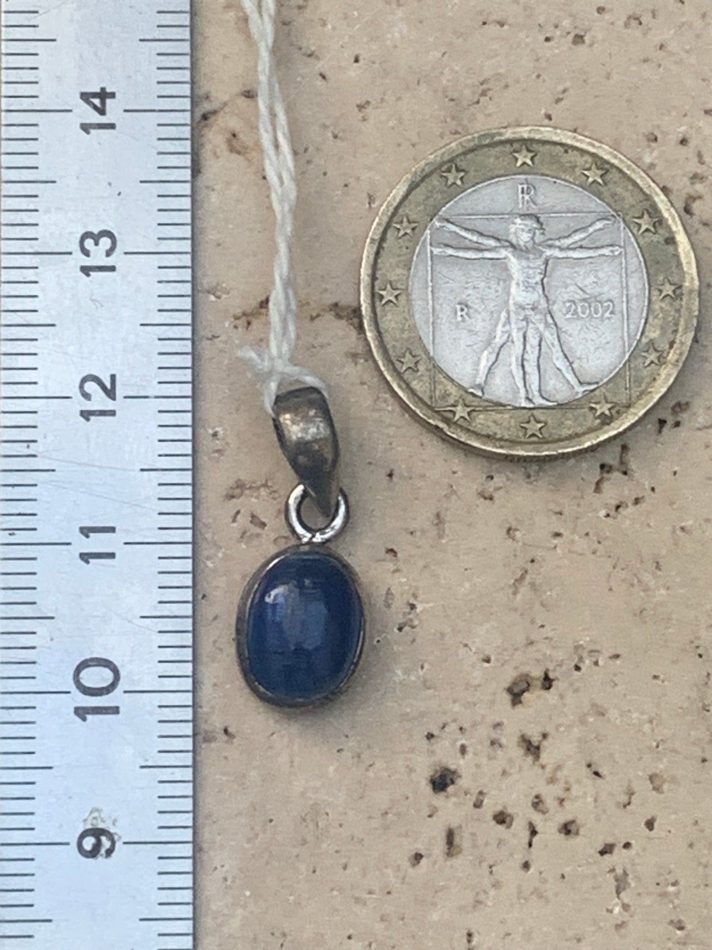 Kyanite disthene, silver pendant measuring 22 millimeters x10x5. Sold with or without a black cord and adjustable to 60 cm!