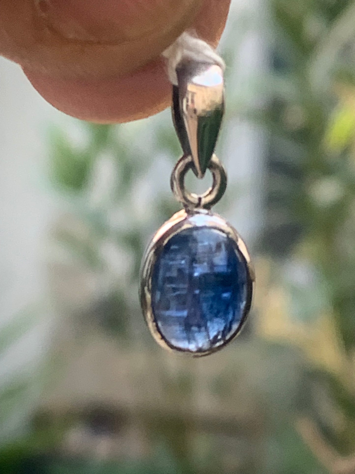 Kyanite disthene, silver pendant measuring 22 millimeters x10x5. Sold with or without a black cord and adjustable to 60 cm!