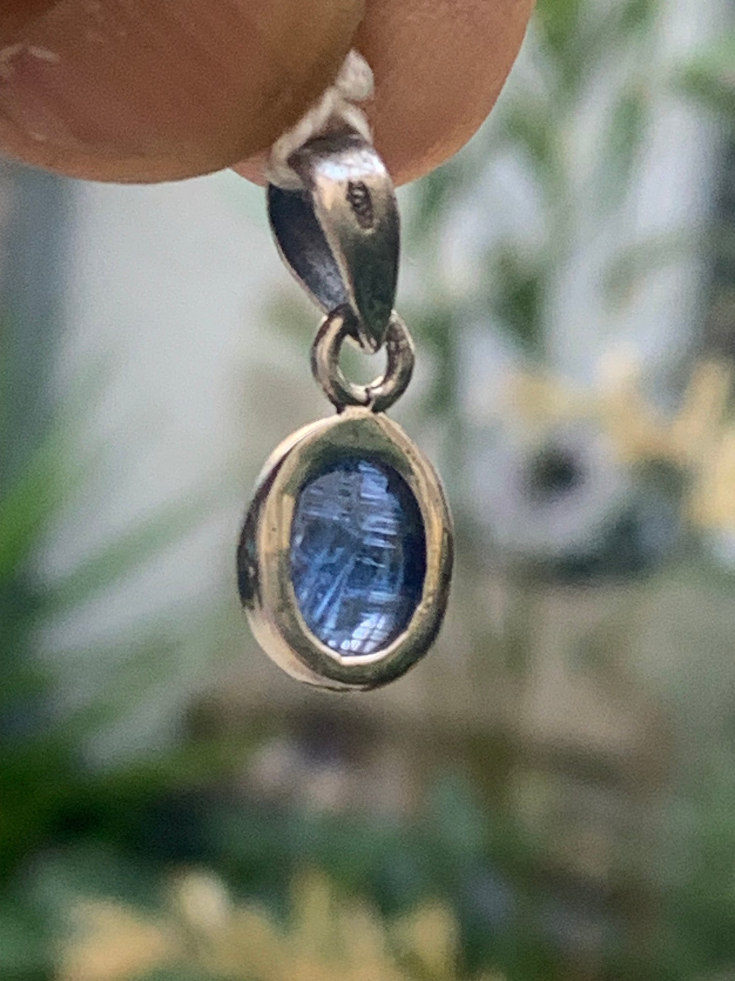 Kyanite disthene, silver pendant measuring 22 millimeters x10x5. Sold with or without a black cord and adjustable to 60 cm!
