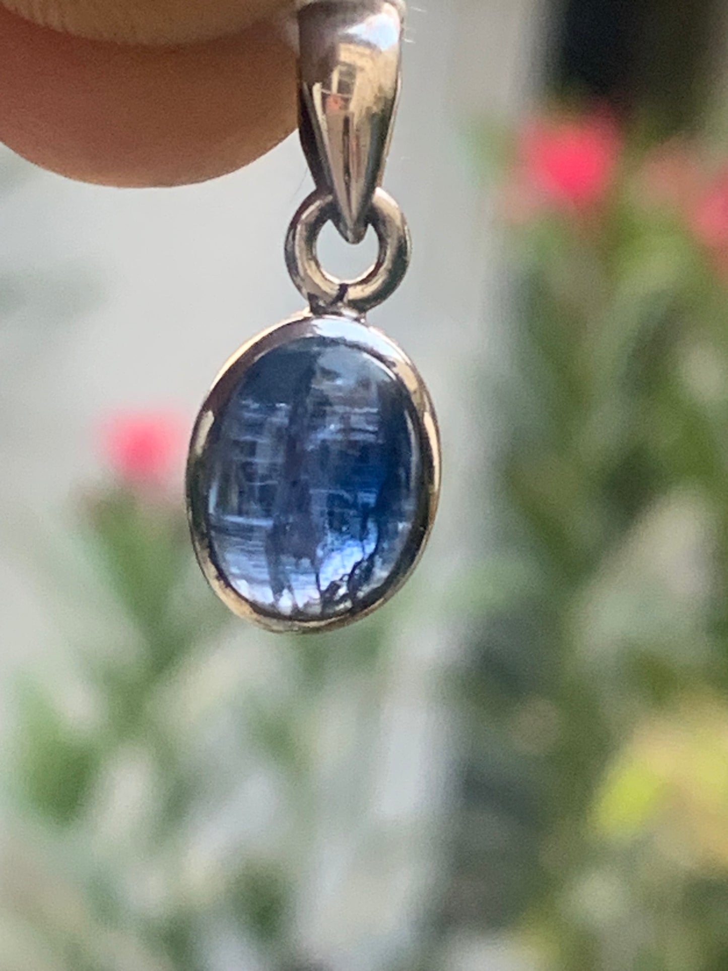 Kyanite disthene, silver pendant measuring 22 millimeters x10x5. Sold with or without a black cord and adjustable to 60 cm!