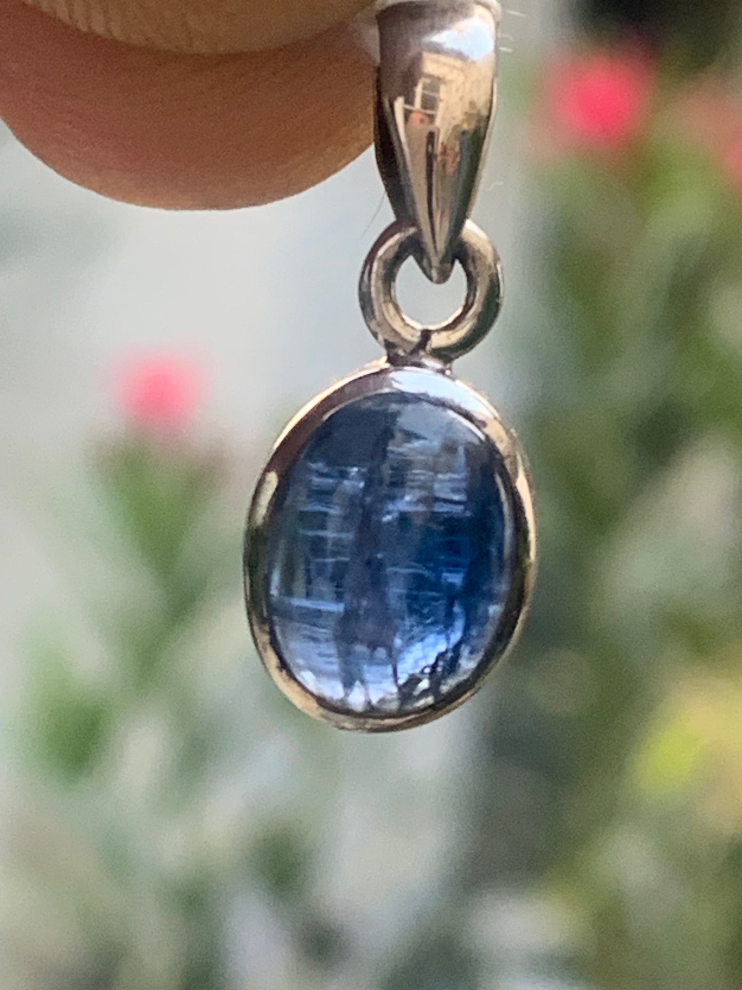 Kyanite disthene, silver pendant measuring 22 millimeters x10x5. Sold with or without a black cord and adjustable to 60 cm!