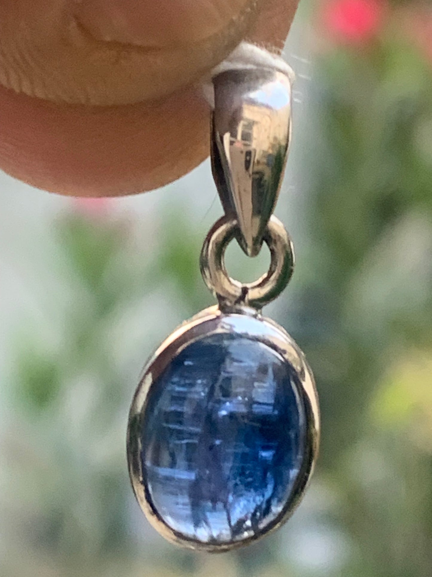 Kyanite disthene, silver pendant measuring 22 millimeters x10x5. Sold with or without a black cord and adjustable to 60 cm!