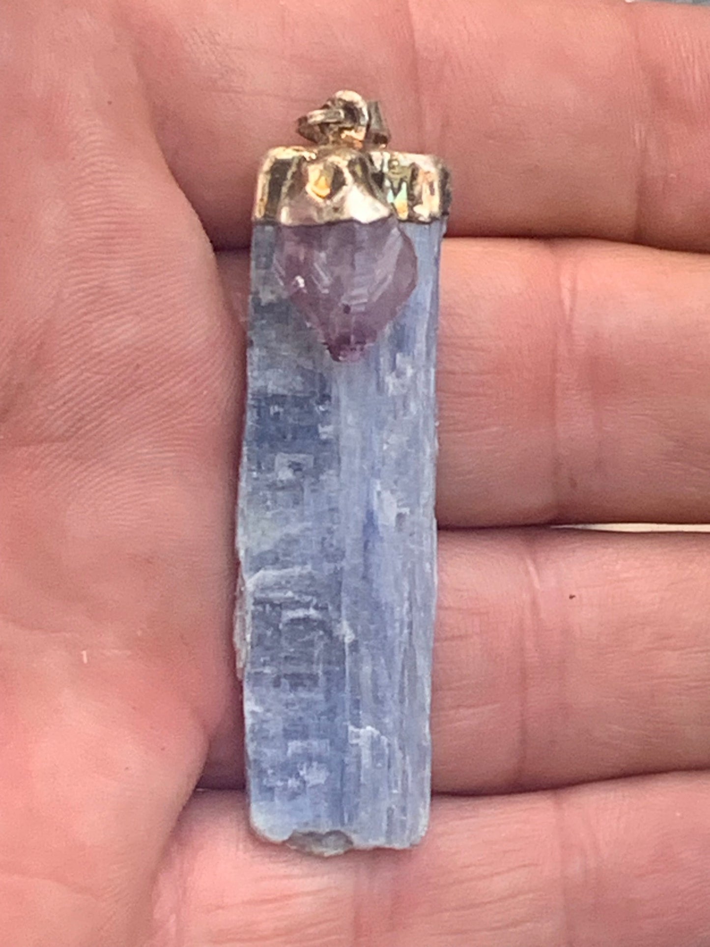 Kyanite disthene + Amethyst, pendant of 65 millimeters x15x14. Sold with or without black cord and adjustable by 60 cm!