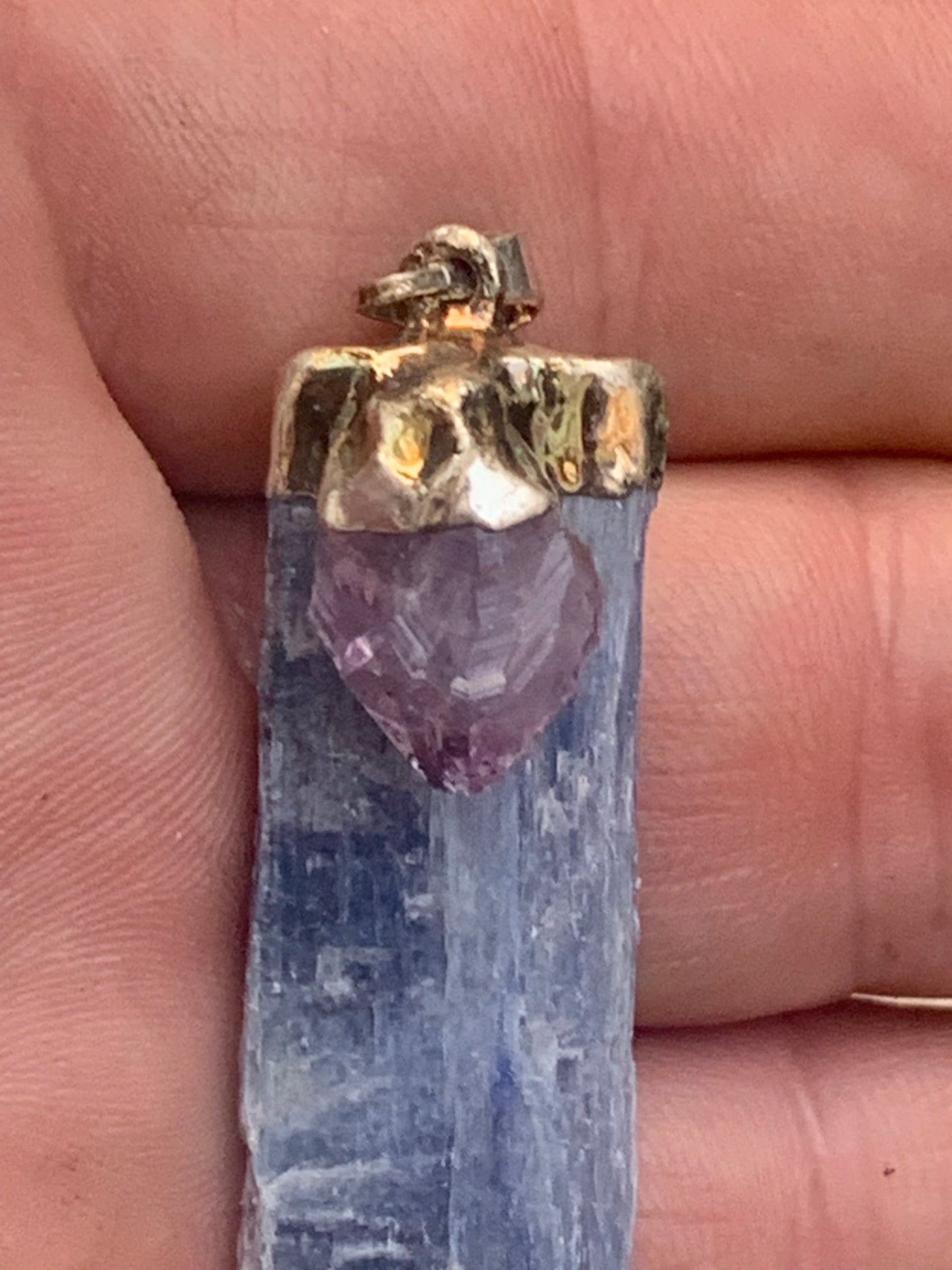 Kyanite disthene + Amethyst, pendant of 65 millimeters x15x14. Sold with or without black cord and adjustable by 60 cm!