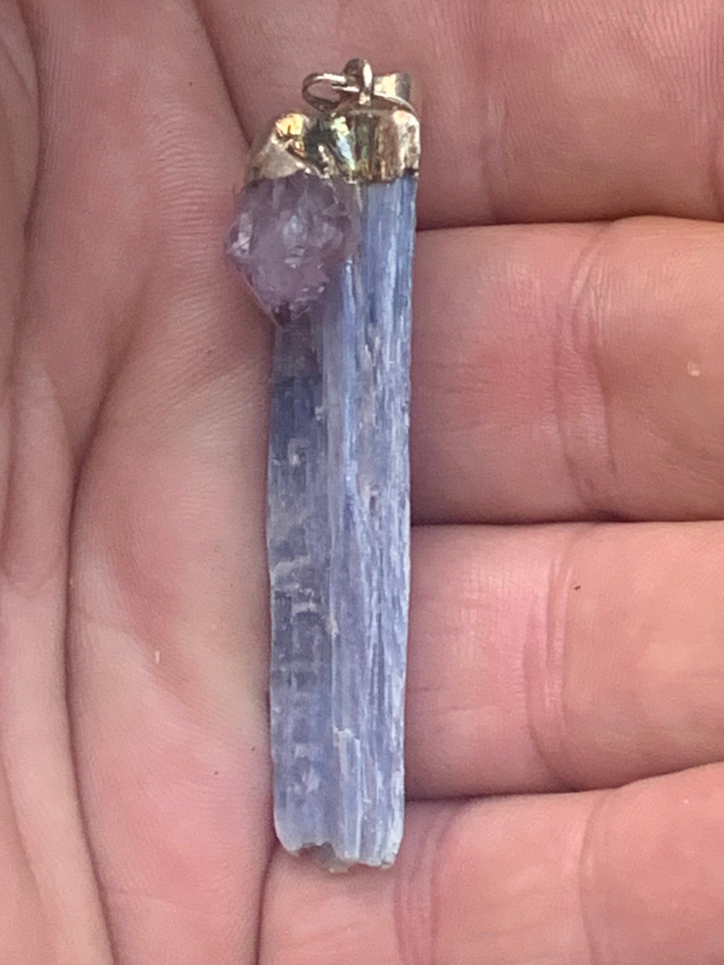 Kyanite disthene + Amethyst, pendant of 65 millimeters x15x14. Sold with or without black cord and adjustable by 60 cm!