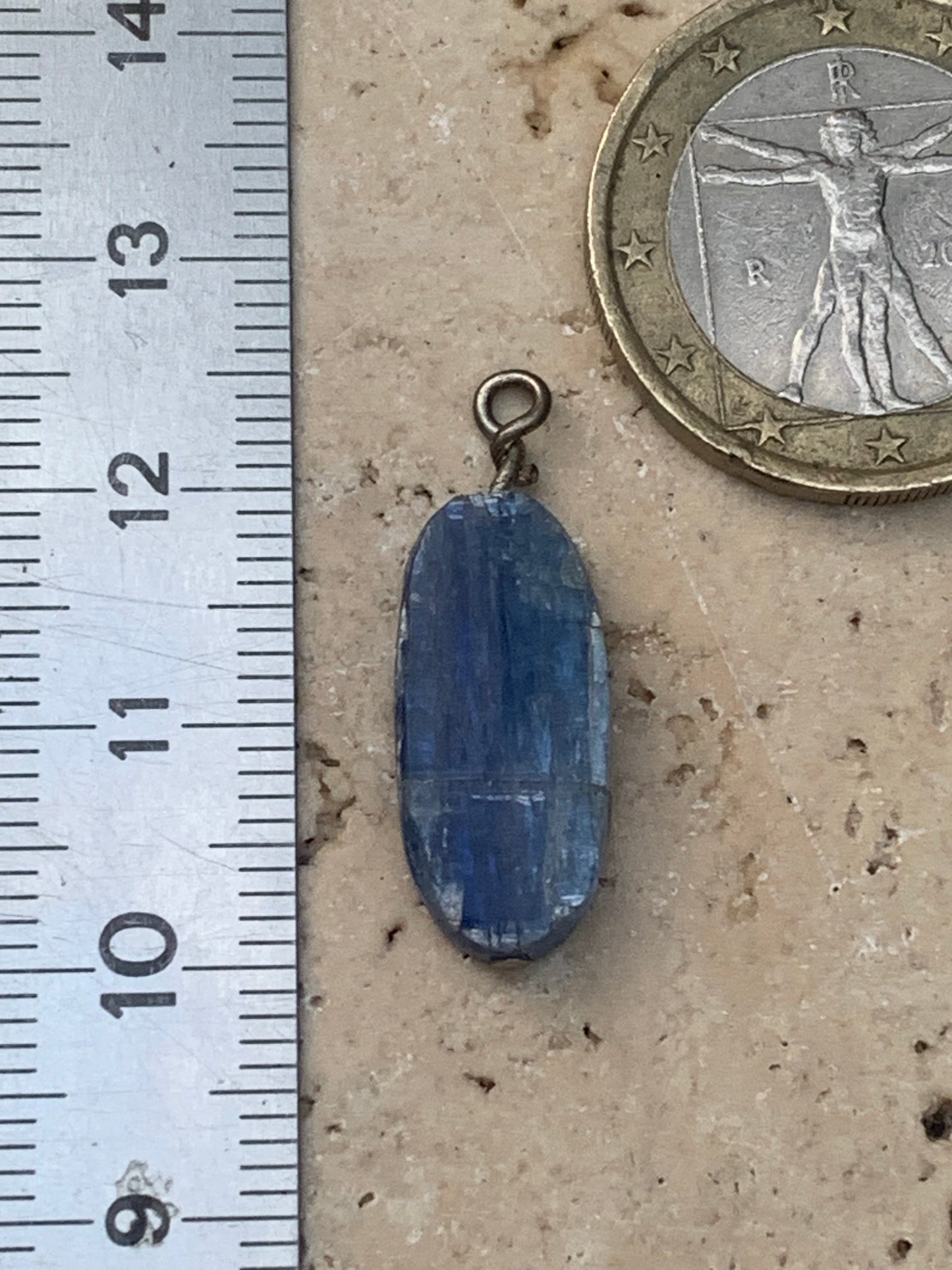 Kyanite disthene, pendant of 25 millimeters x10x5. Sold with or without black cord and adjustable by 60 cm!