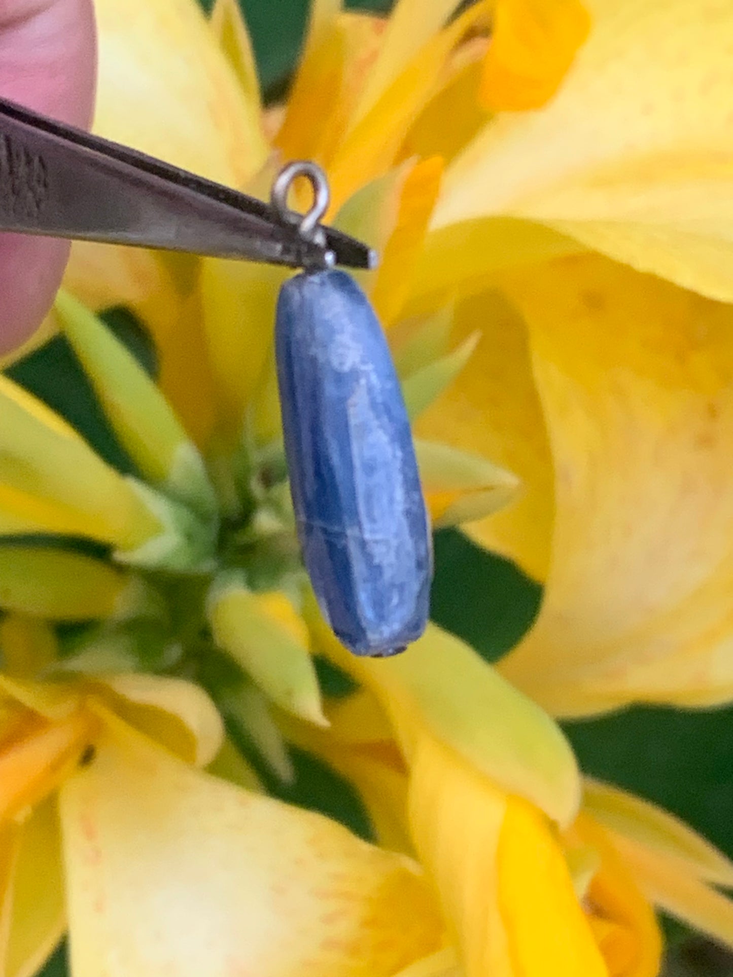 Kyanite disthene, pendant of 25 millimeters x10x5. Sold with or without black cord and adjustable by 60 cm!