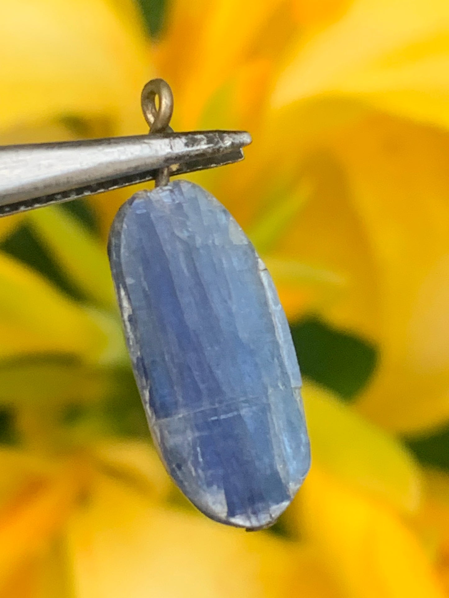 Kyanite disthene, pendant of 25 millimeters x10x5. Sold with or without black cord and adjustable by 60 cm!