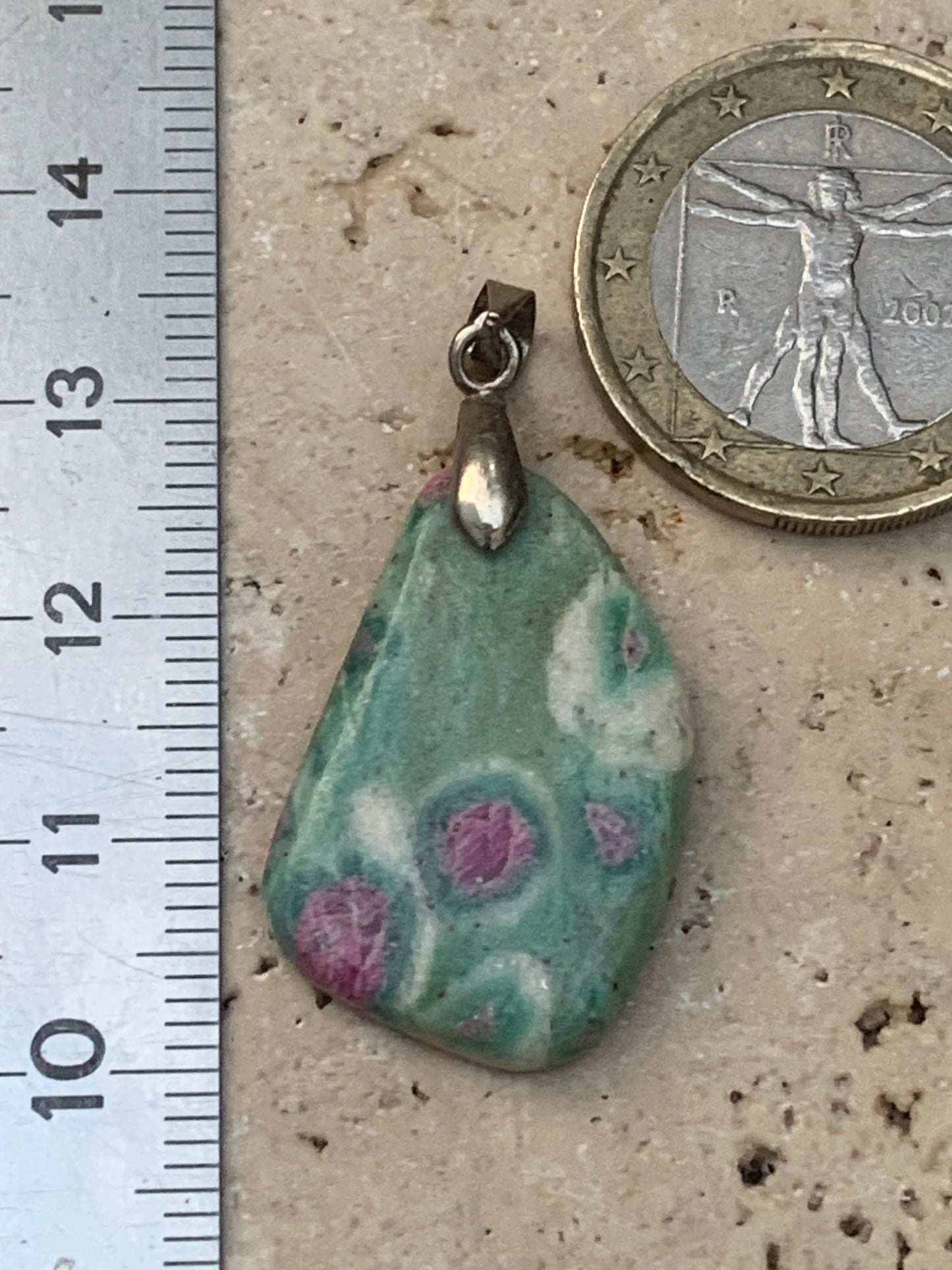 Rubis sur Fuchsite (micas vert), monté par G & Z, taille de 36 mm de ht x17 x5. Vendu avec un cordon réglable de couleur noire !