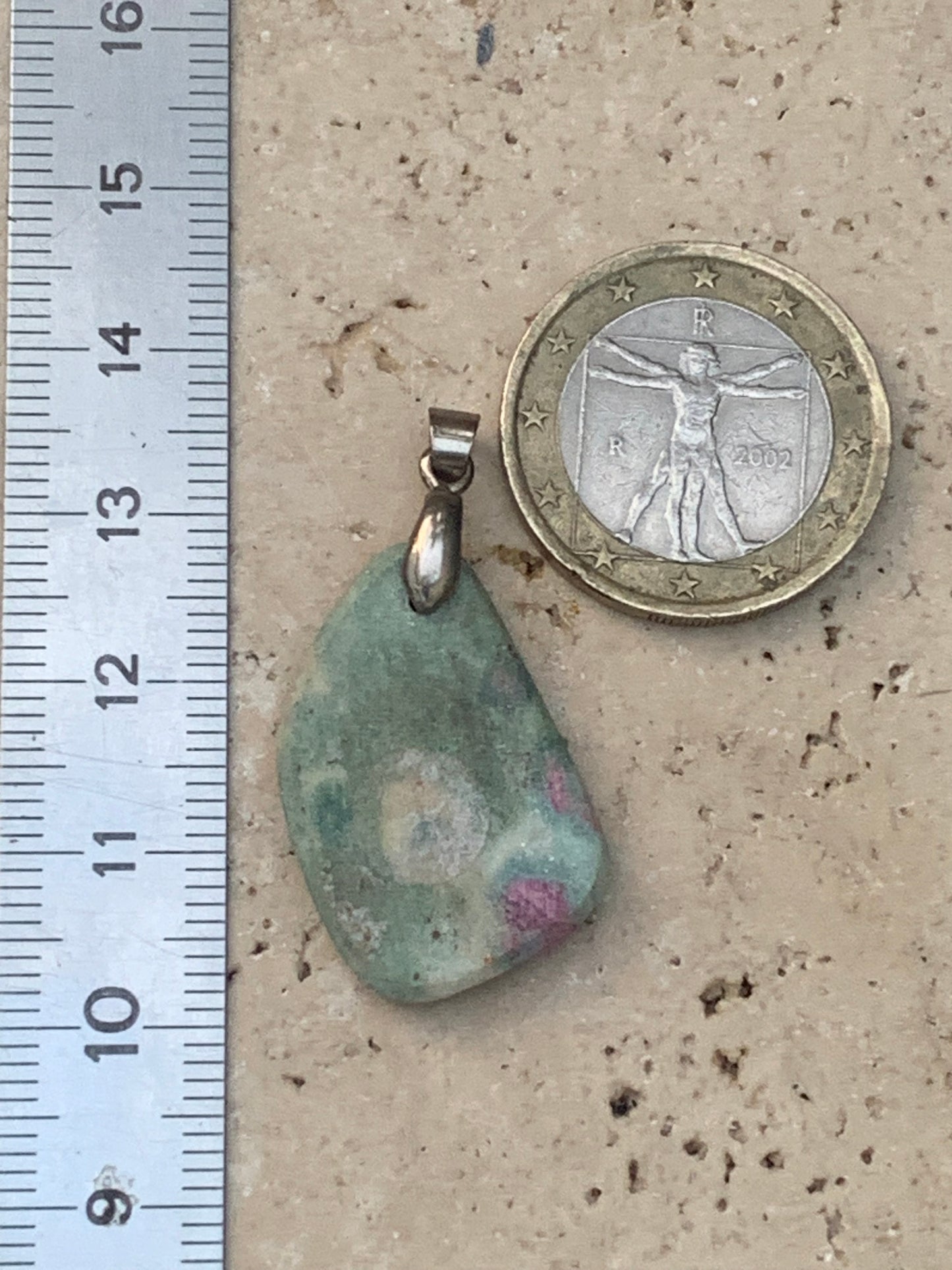 Rubis sur Fuchsite (micas vert), monté par G & Z, taille de 36 mm de ht x17 x5. Vendu avec un cordon réglable de couleur noire !