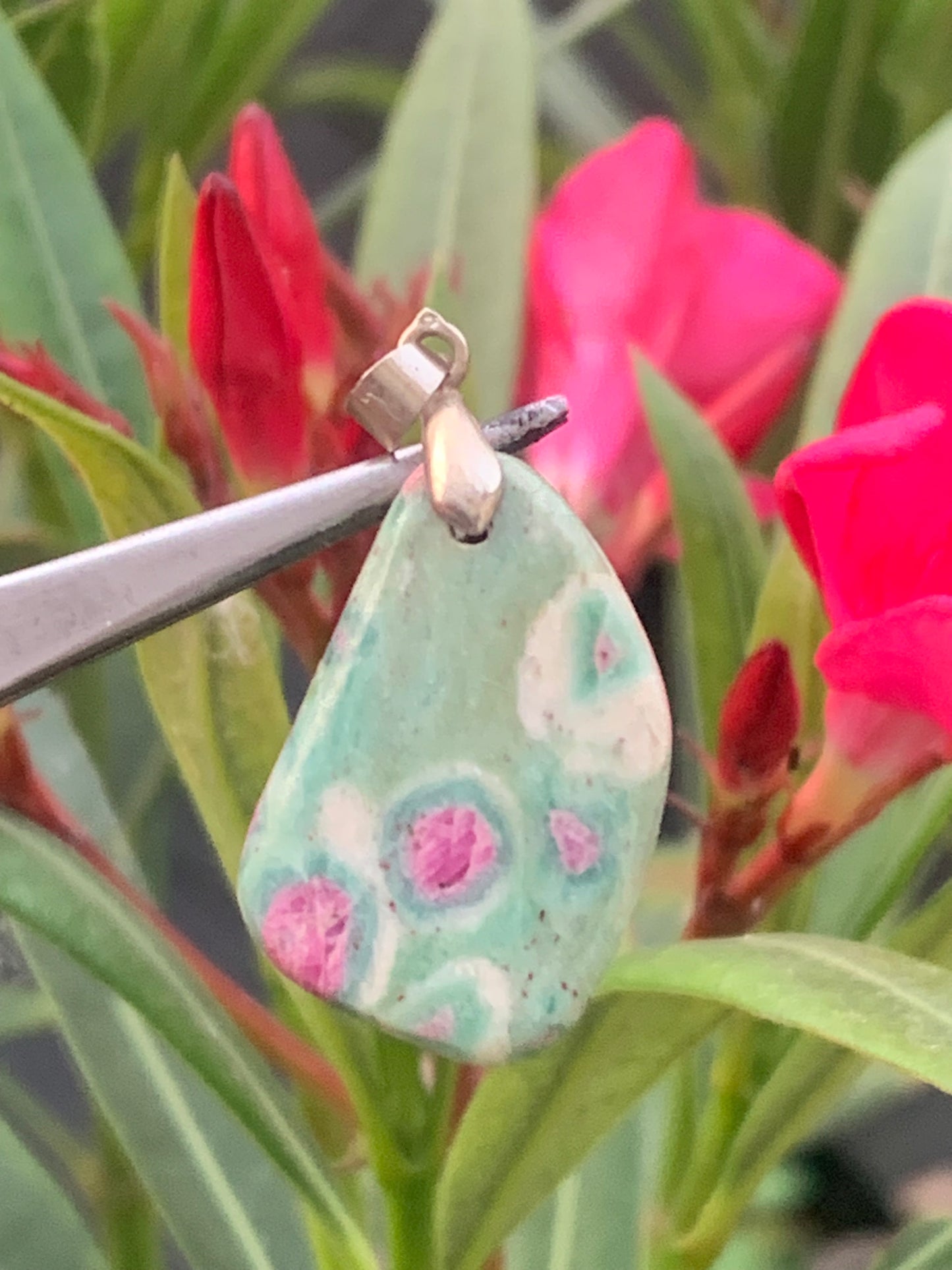 Rubis sur Fuchsite (micas vert), monté par G & Z, taille de 36 mm de ht x17 x5. Vendu avec un cordon réglable de couleur noire !