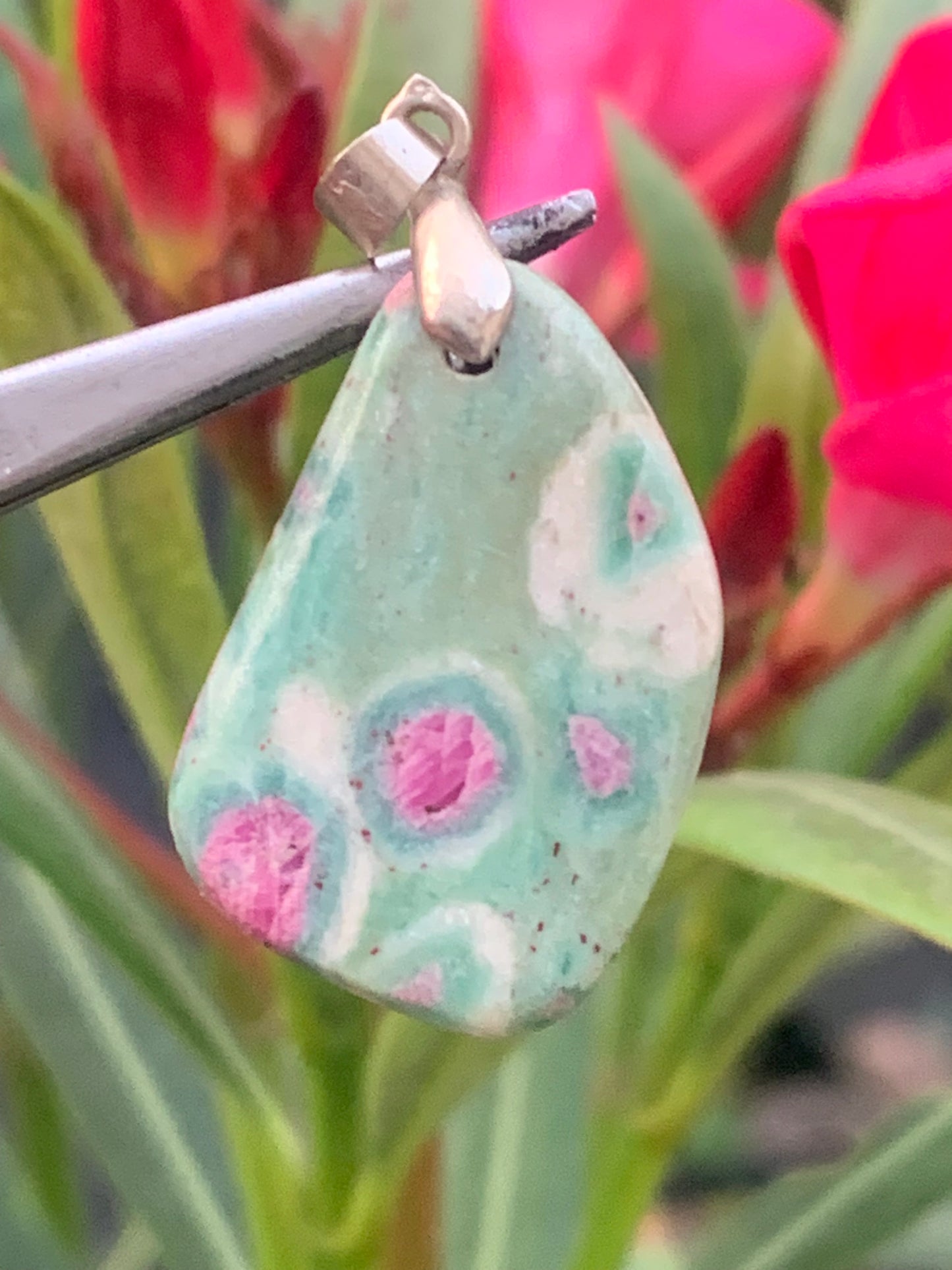 Rubis sur Fuchsite (micas vert), monté par G & Z, taille de 36 mm de ht x17 x5. Vendu avec un cordon réglable de couleur noire !