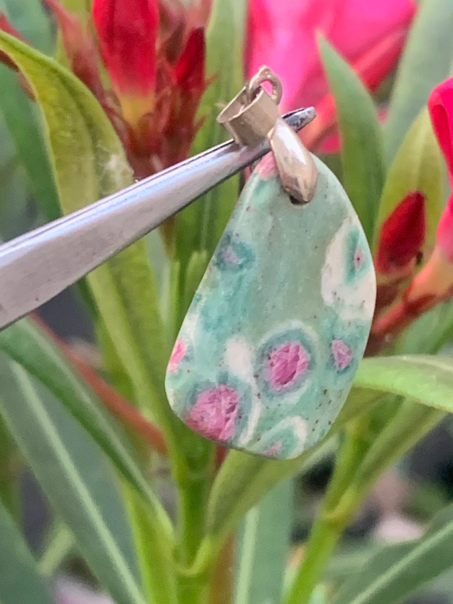 Rubis sur Fuchsite (micas vert), monté par G & Z, taille de 36 mm de ht x17 x5. Vendu avec un cordon réglable de couleur noire !