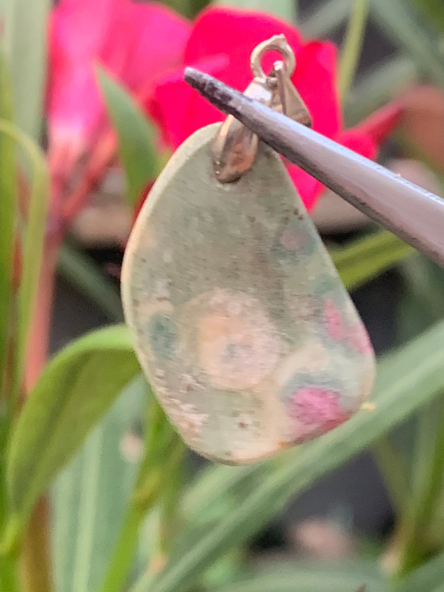 Rubis sur Fuchsite (micas vert), monté par G & Z, taille de 36 mm de ht x17 x5. Vendu avec un cordon réglable de couleur noire !