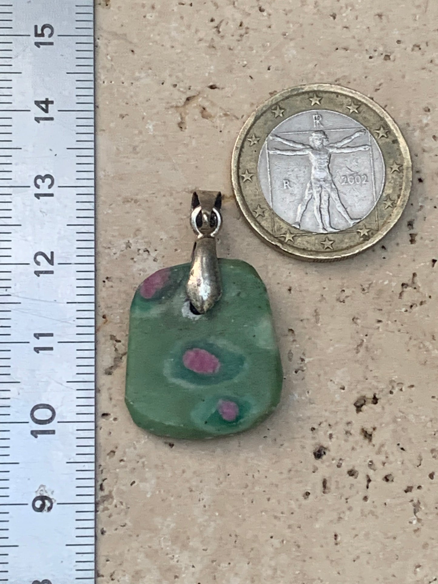 Rubis sur Fuchsite (micas vert), monté par G & Z, de 32 mm de ht x20 x5. Vendu avec un cordon réglable de couleur noire !