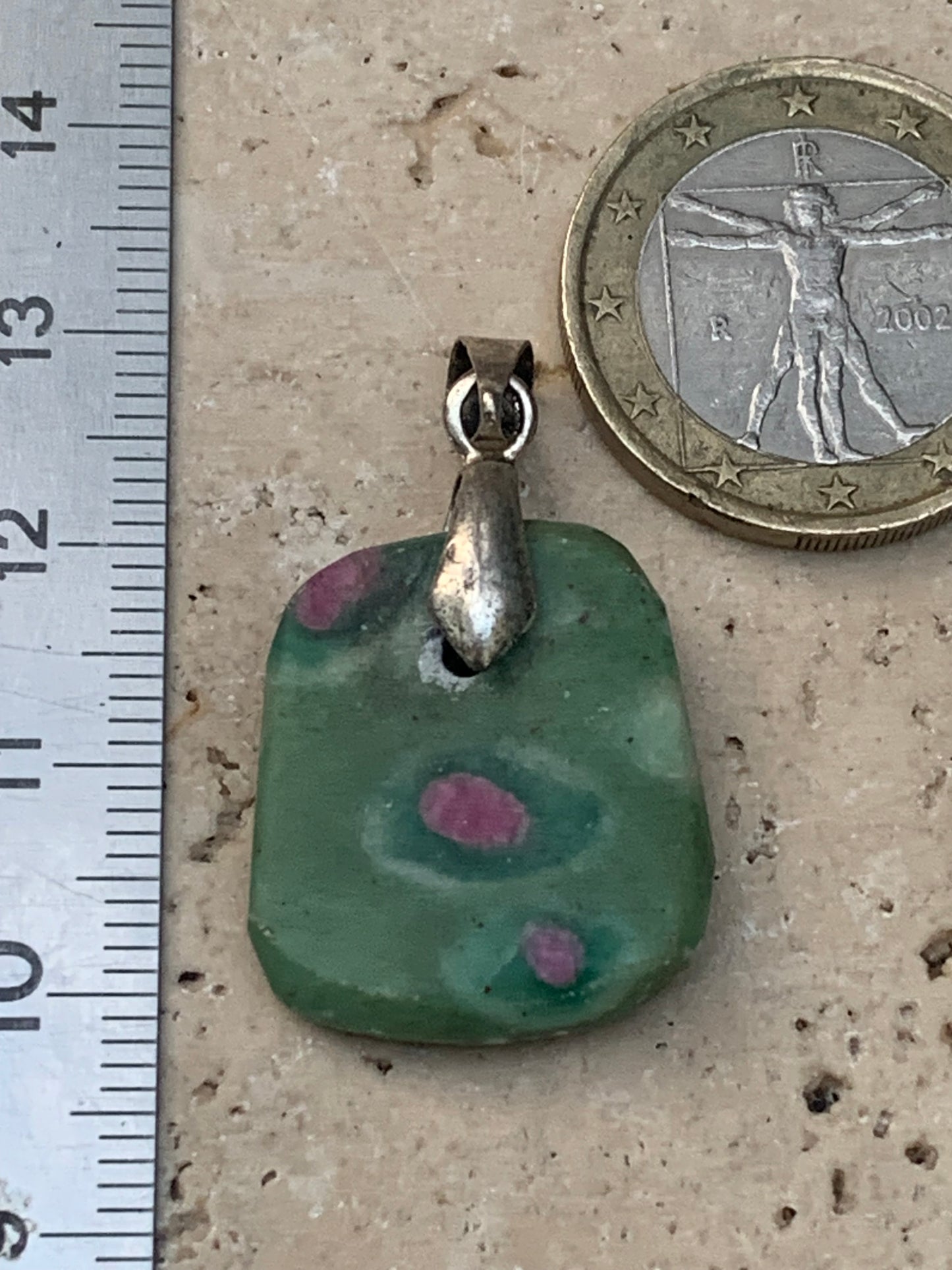Rubis sur Fuchsite (micas vert), monté par G & Z, de 32 mm de ht x20 x5. Vendu avec un cordon réglable de couleur noire !