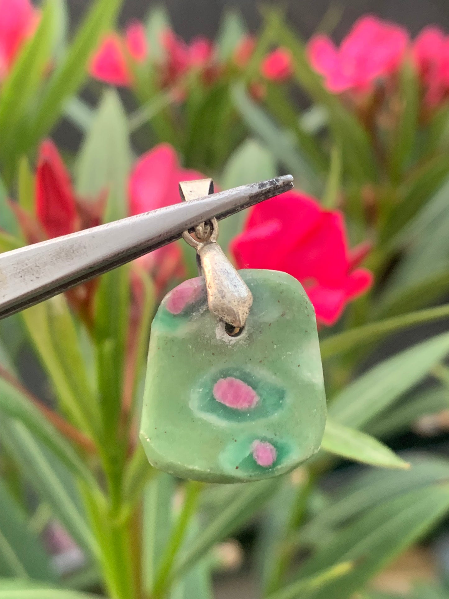 Rubis sur Fuchsite (micas vert), monté par G & Z, de 32 mm de ht x20 x5. Vendu avec un cordon réglable de couleur noire !